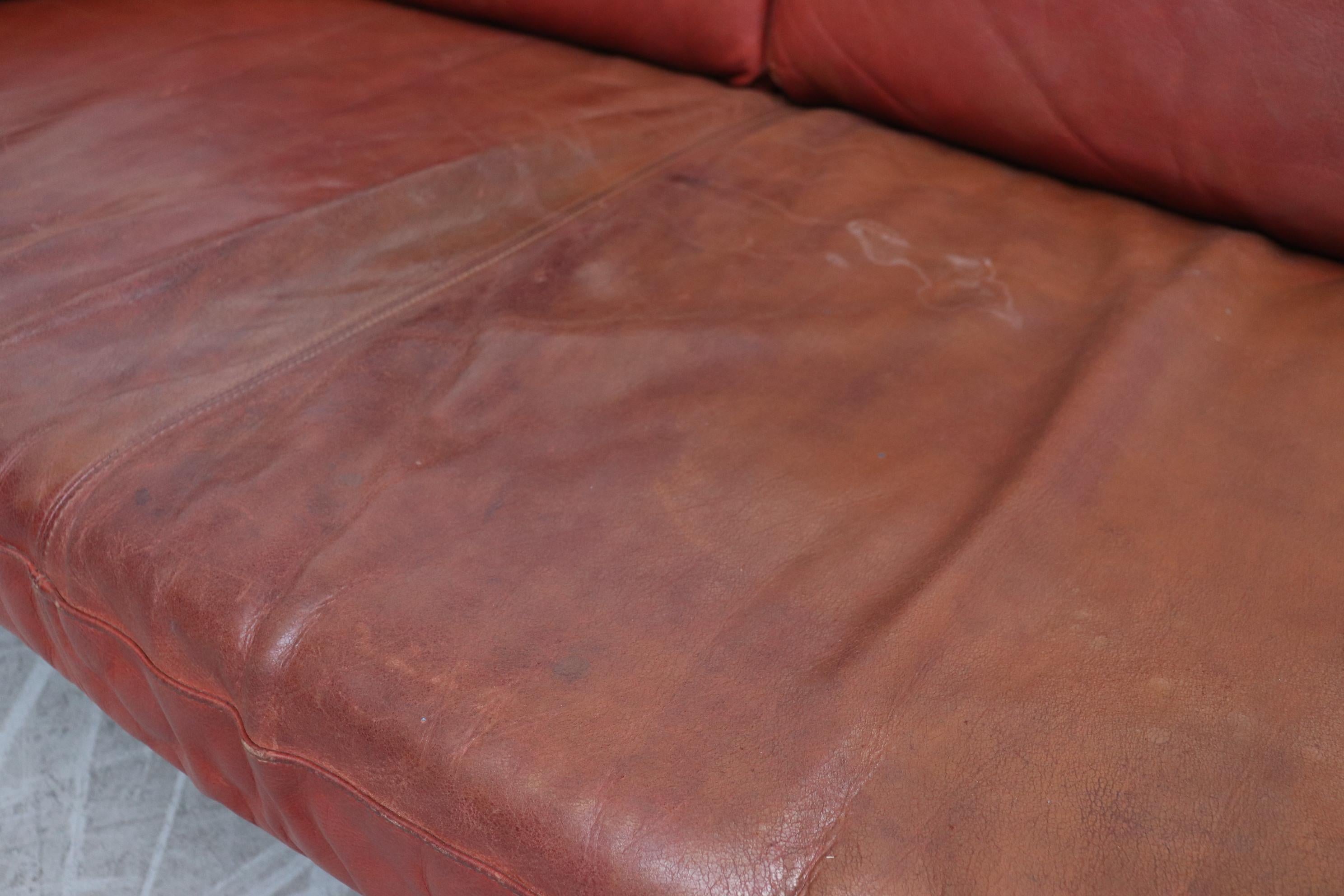 Handsome Extra Long Knoll Style Leather Sofa In Good Condition In Los Angeles, CA