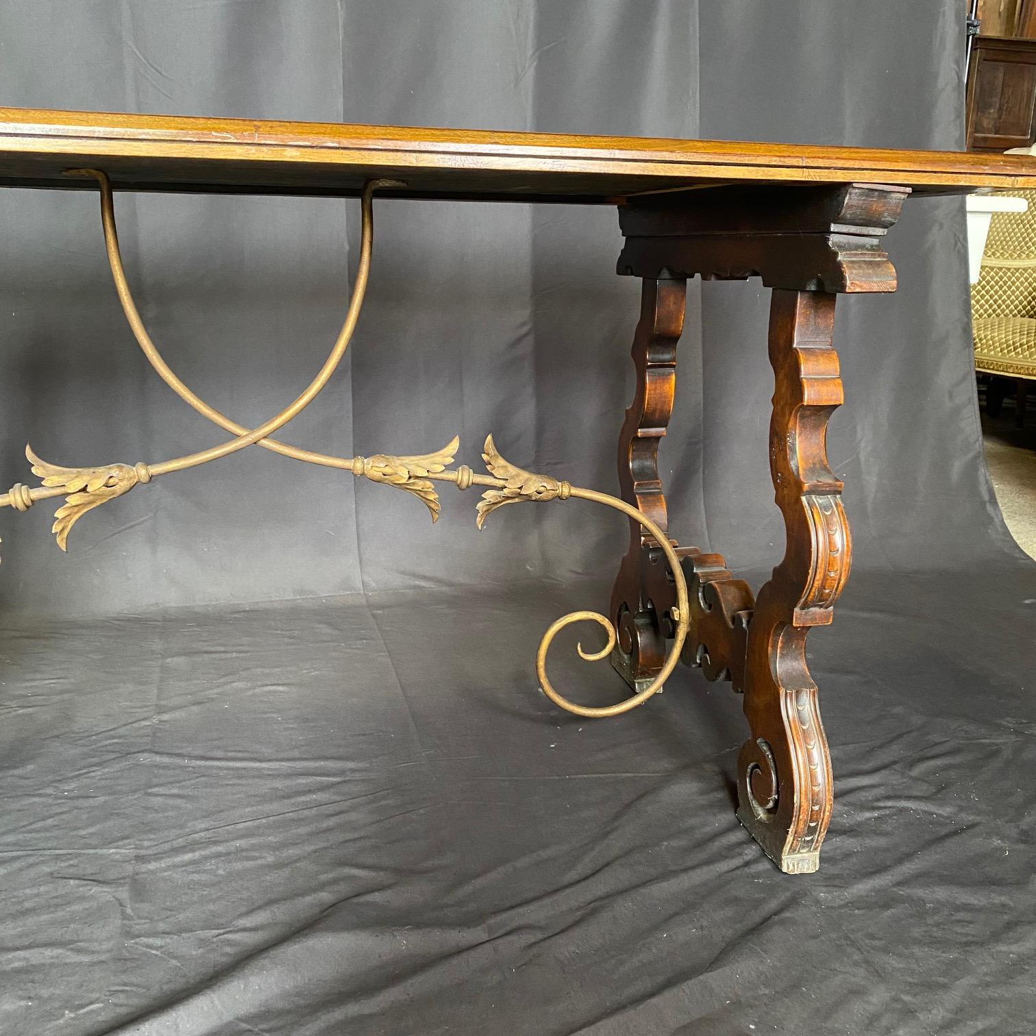 Magnifique table de salle à manger Fratino en noyer espagnol avec chandeliers en fer en vente 5