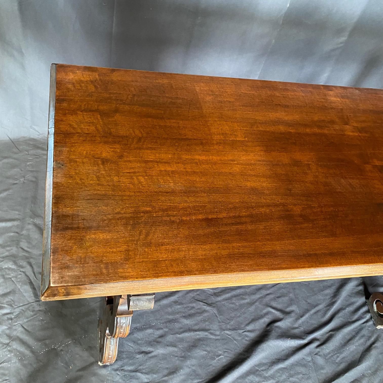 Magnifique table de salle à manger Fratino en noyer espagnol avec chandeliers en fer en vente 6