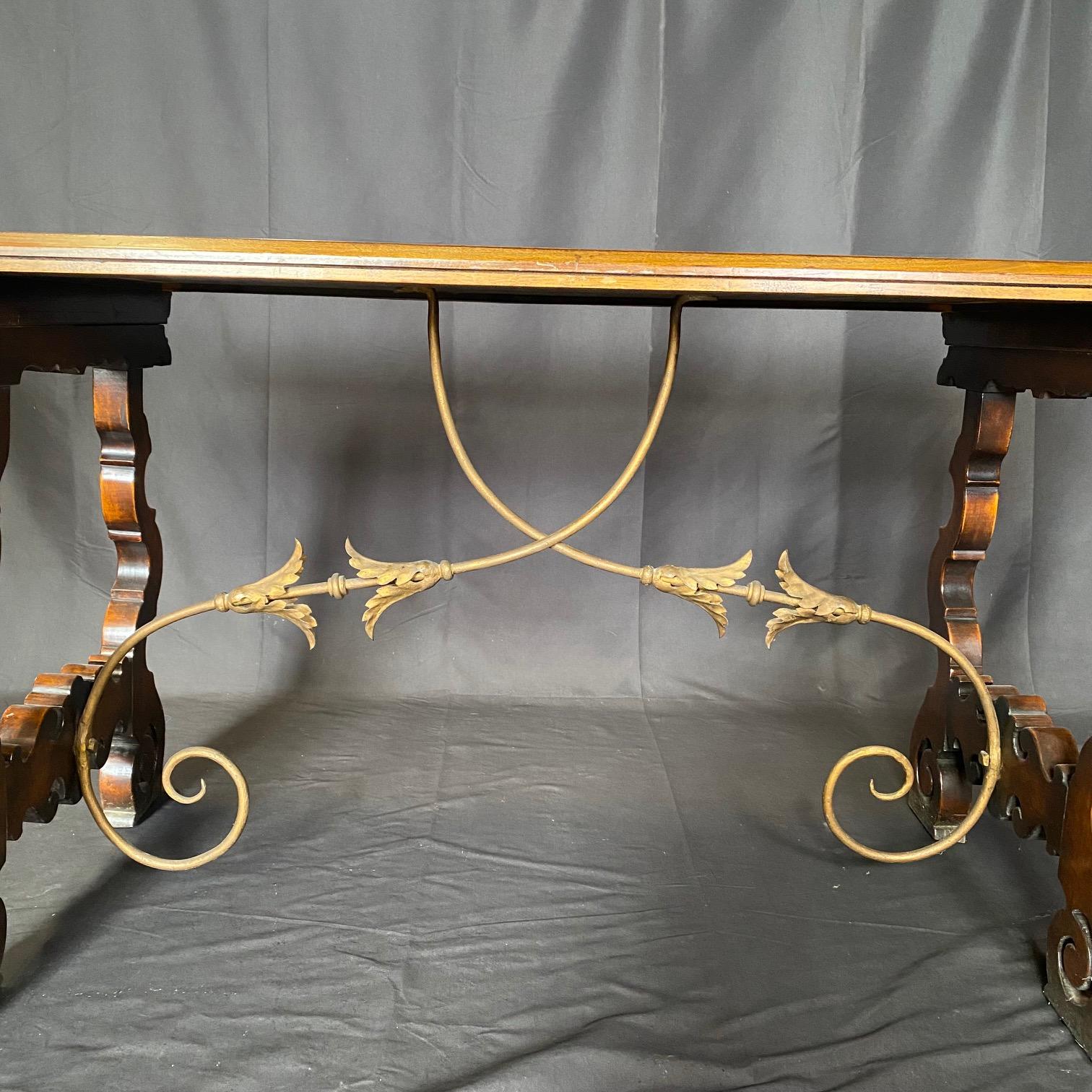 Colonial espagnol Magnifique table de salle à manger Fratino en noyer espagnol avec chandeliers en fer en vente