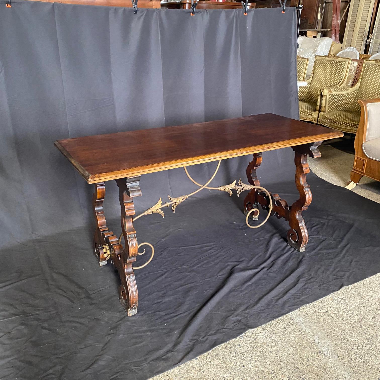 Espagnol Magnifique table de salle à manger Fratino en noyer espagnol avec chandeliers en fer en vente