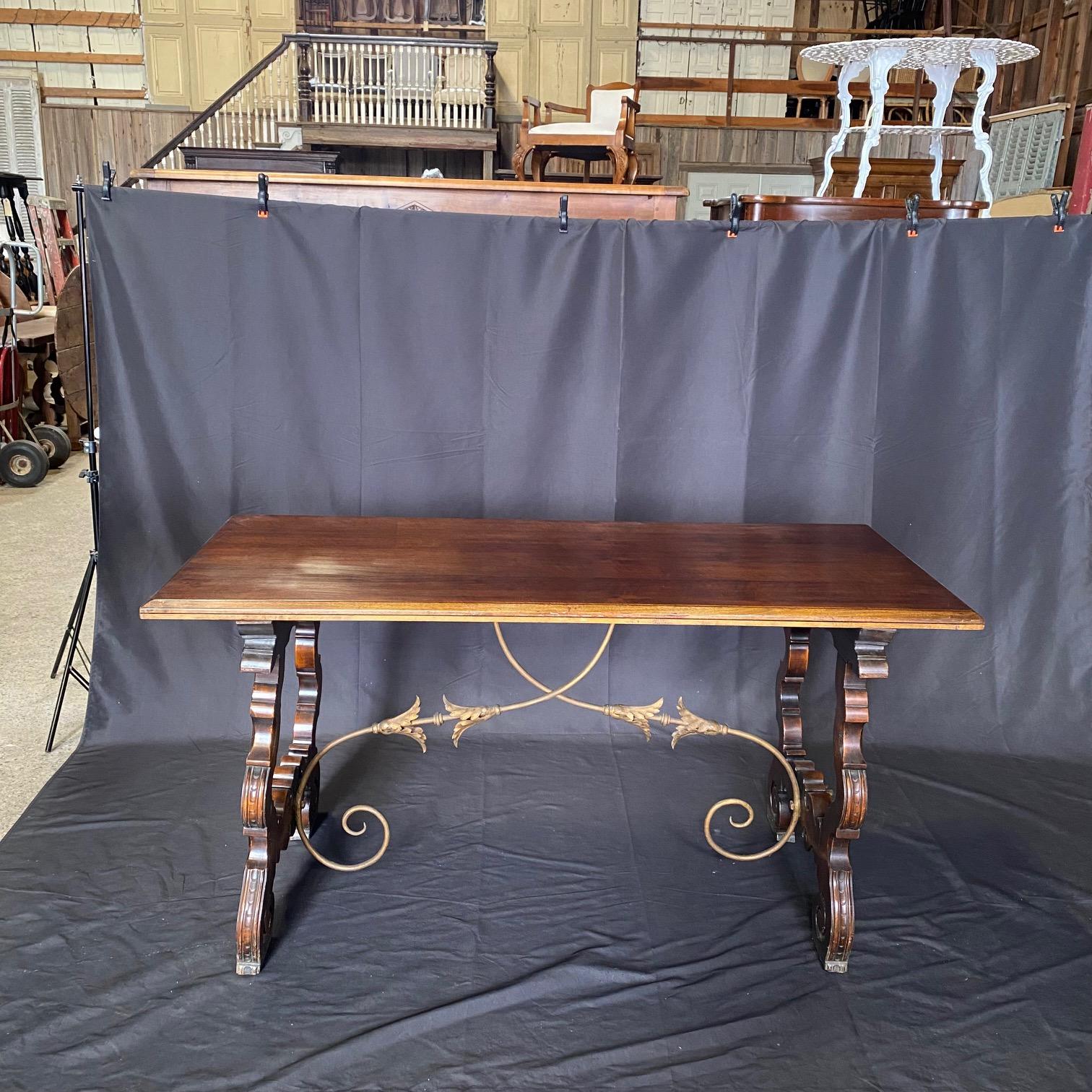 Magnifique table de salle à manger Fratino en noyer espagnol avec chandeliers en fer Bon état - En vente à Hopewell, NJ