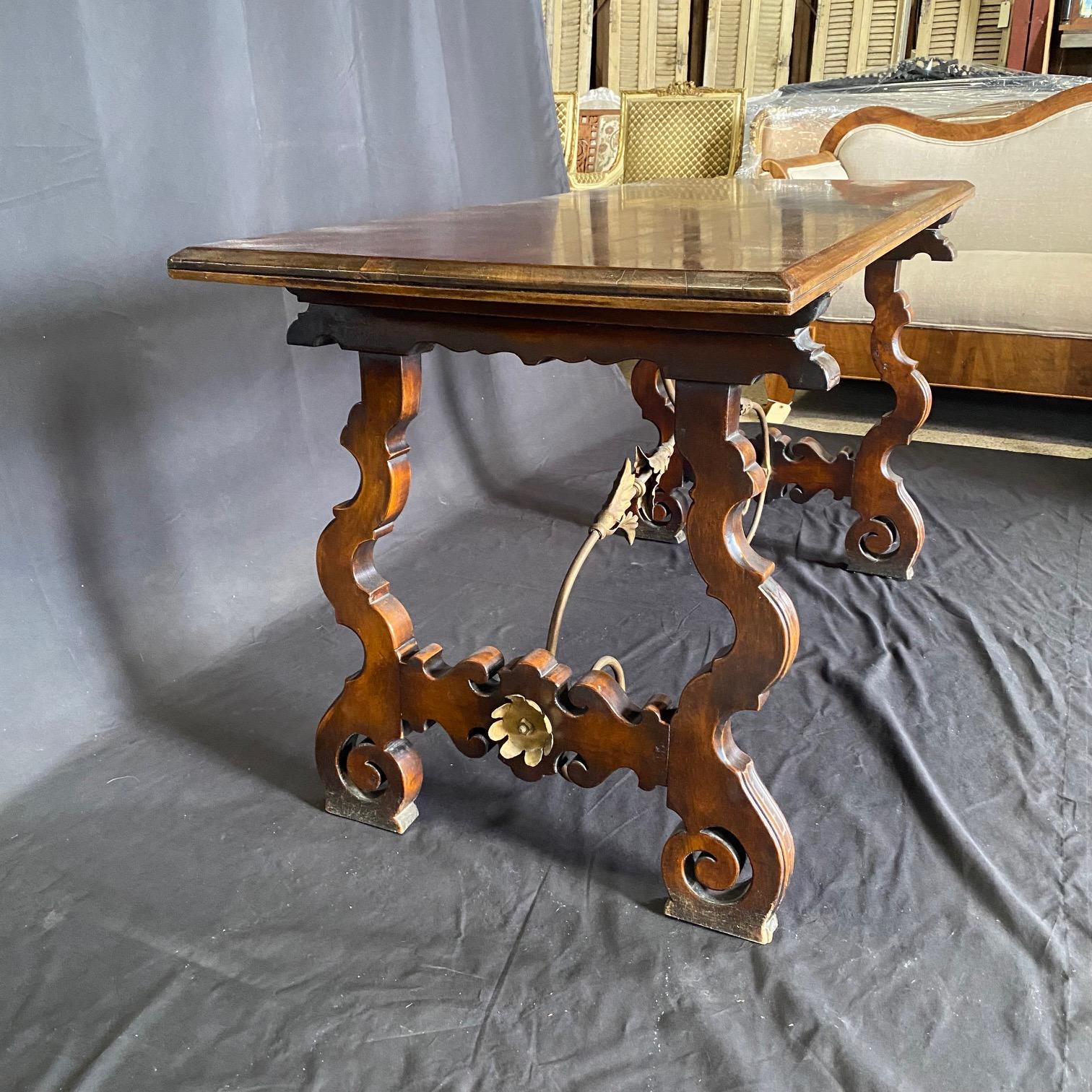 Fin du 20e siècle Magnifique table de salle à manger Fratino en noyer espagnol avec chandeliers en fer en vente