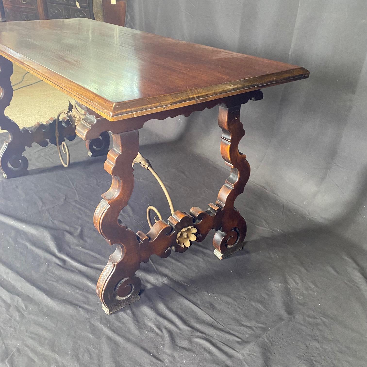 Fer Magnifique table de salle à manger Fratino en noyer espagnol avec chandeliers en fer en vente