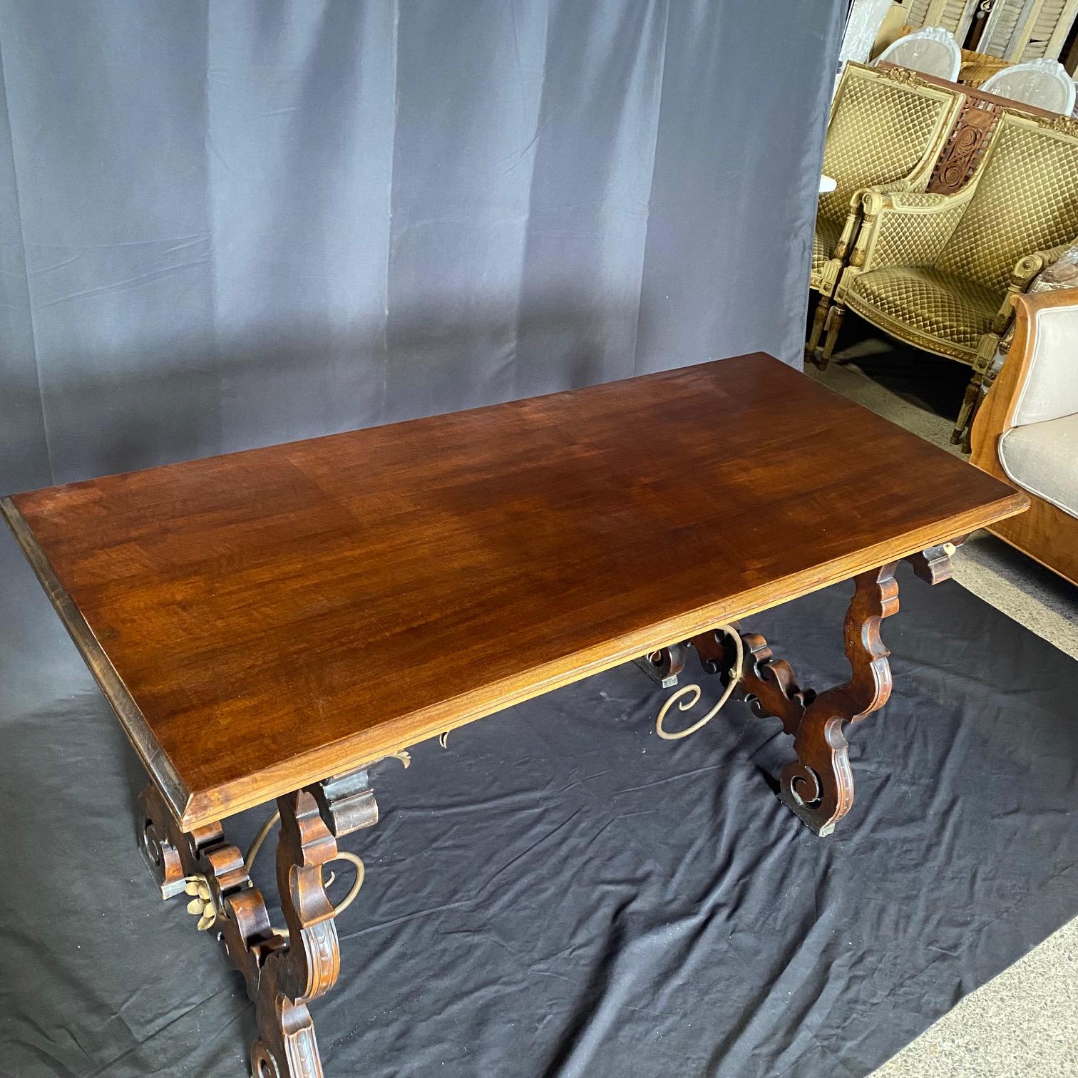 Magnifique table de salle à manger Fratino en noyer espagnol avec chandeliers en fer en vente 1