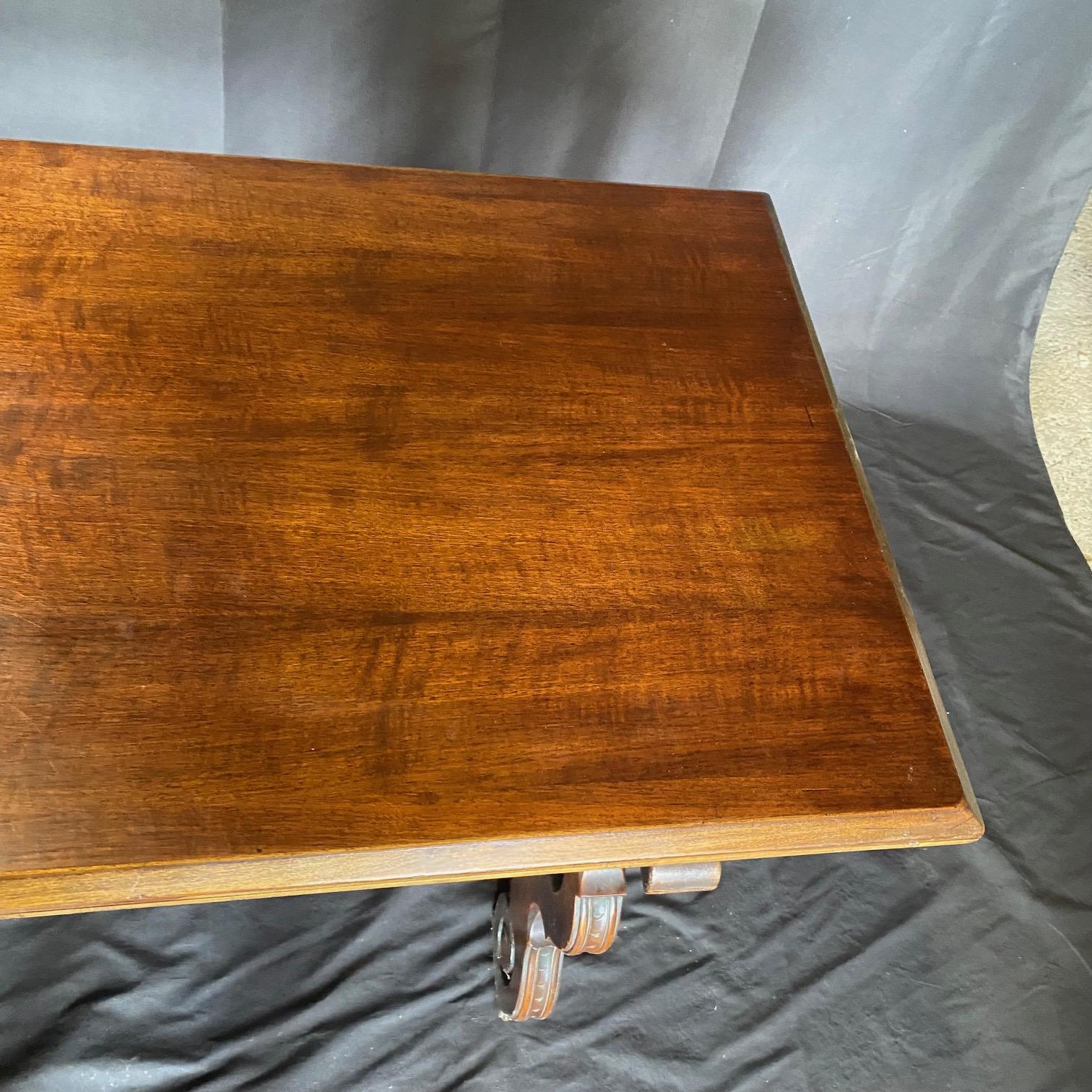 Magnifique table de salle à manger Fratino en noyer espagnol avec chandeliers en fer en vente 2