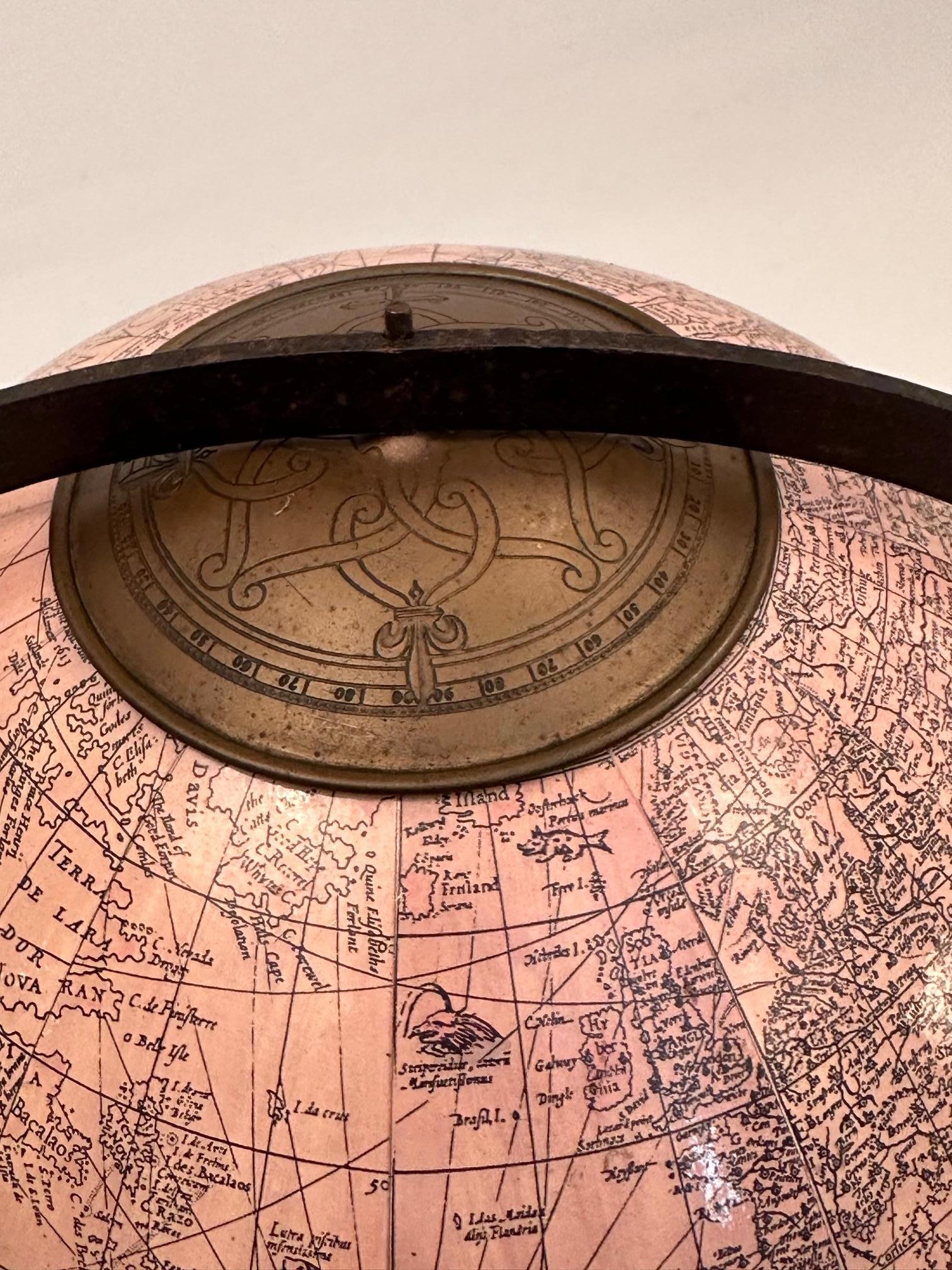 Milieu du XXe siècle Globe terrestre sur socle en fer forgé en vente