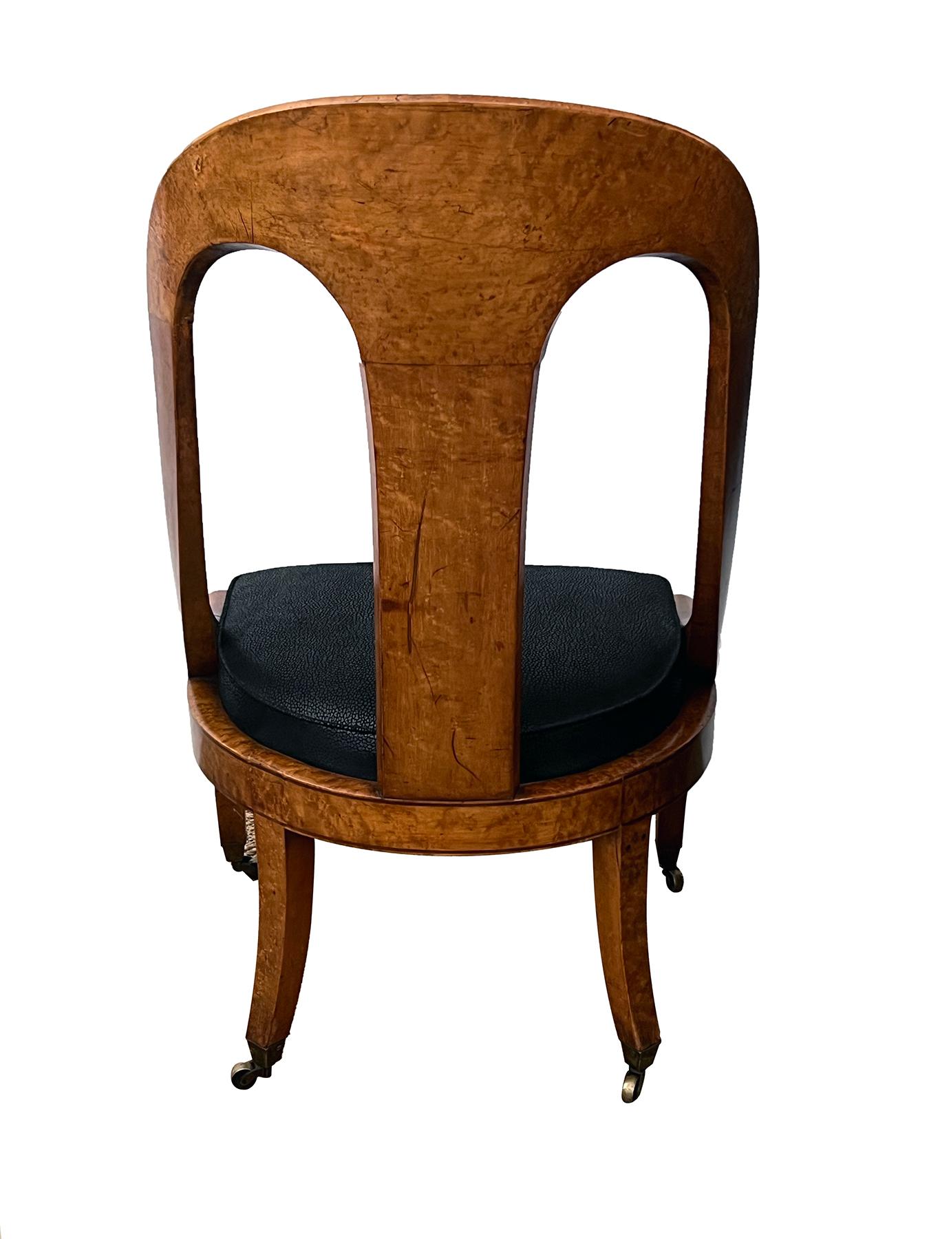 Français Superbe chaise à dossier en cuillère en bouleau et en loupe de Charles X en vente