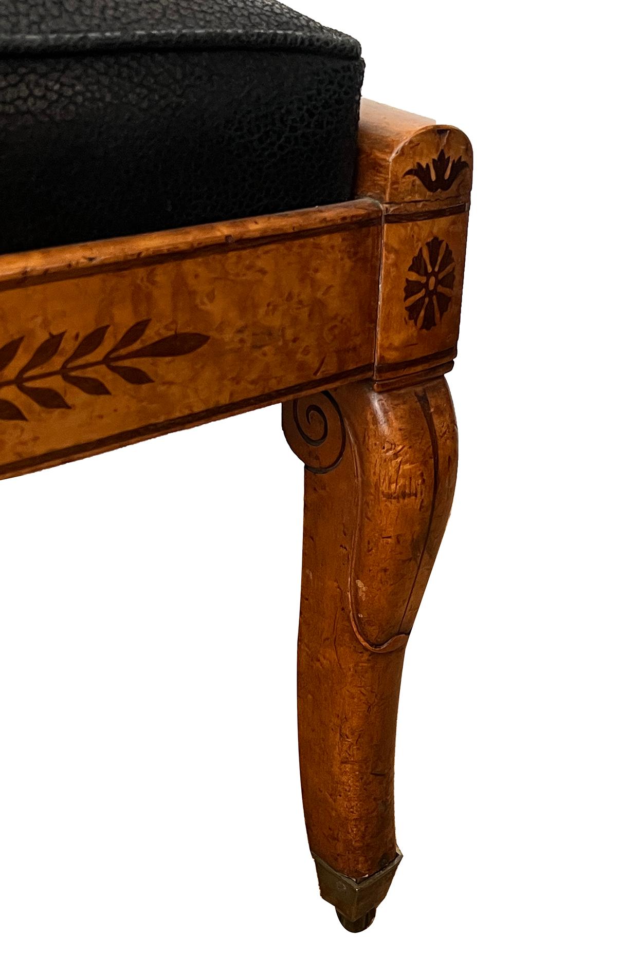 XIXe siècle Superbe chaise à dossier en cuillère en bouleau et en loupe de Charles X en vente