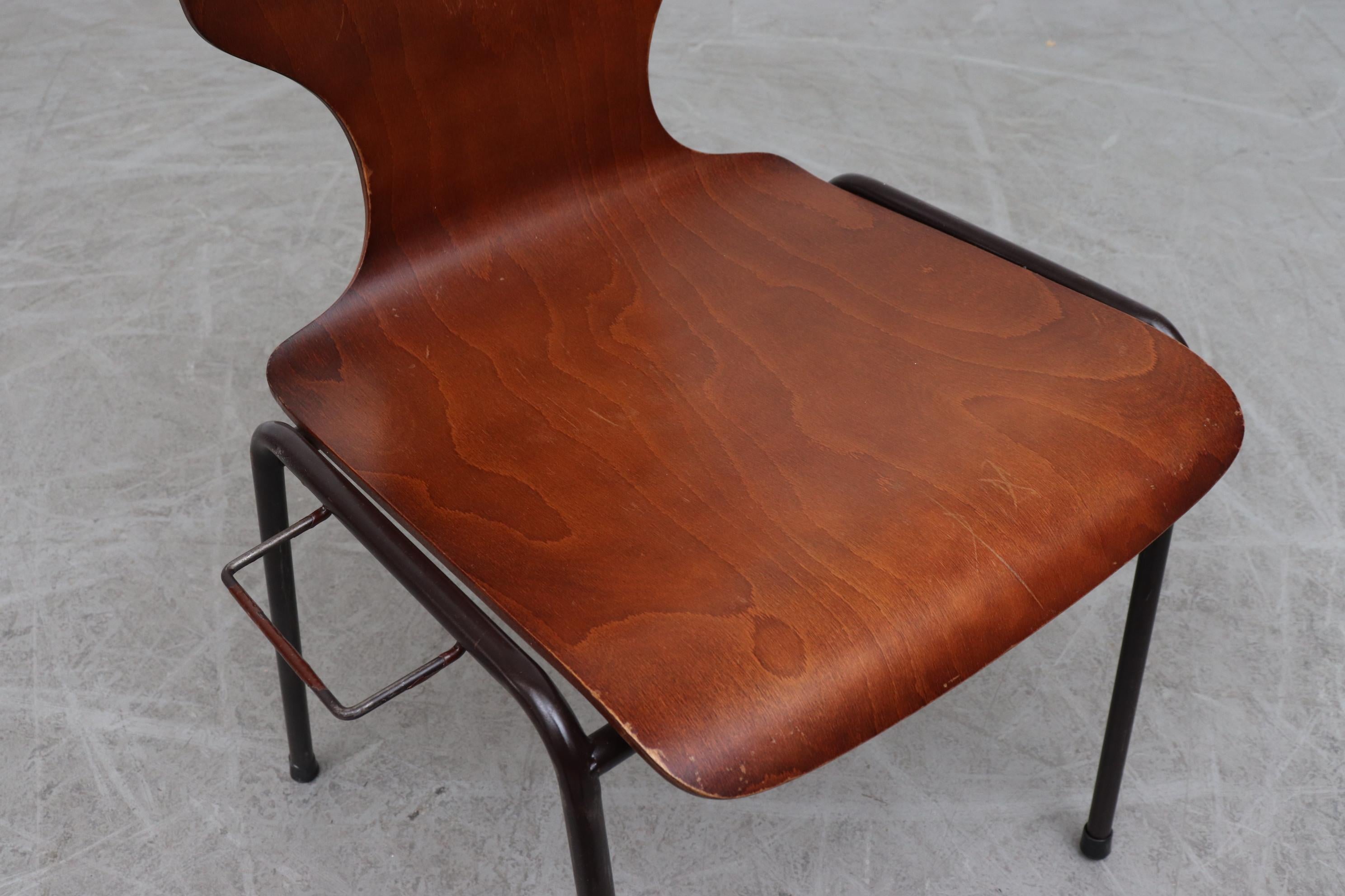 Superbes chaises de salle à manger empilables de style Fritz Hansen du milieu du siècle dernier en vente 4