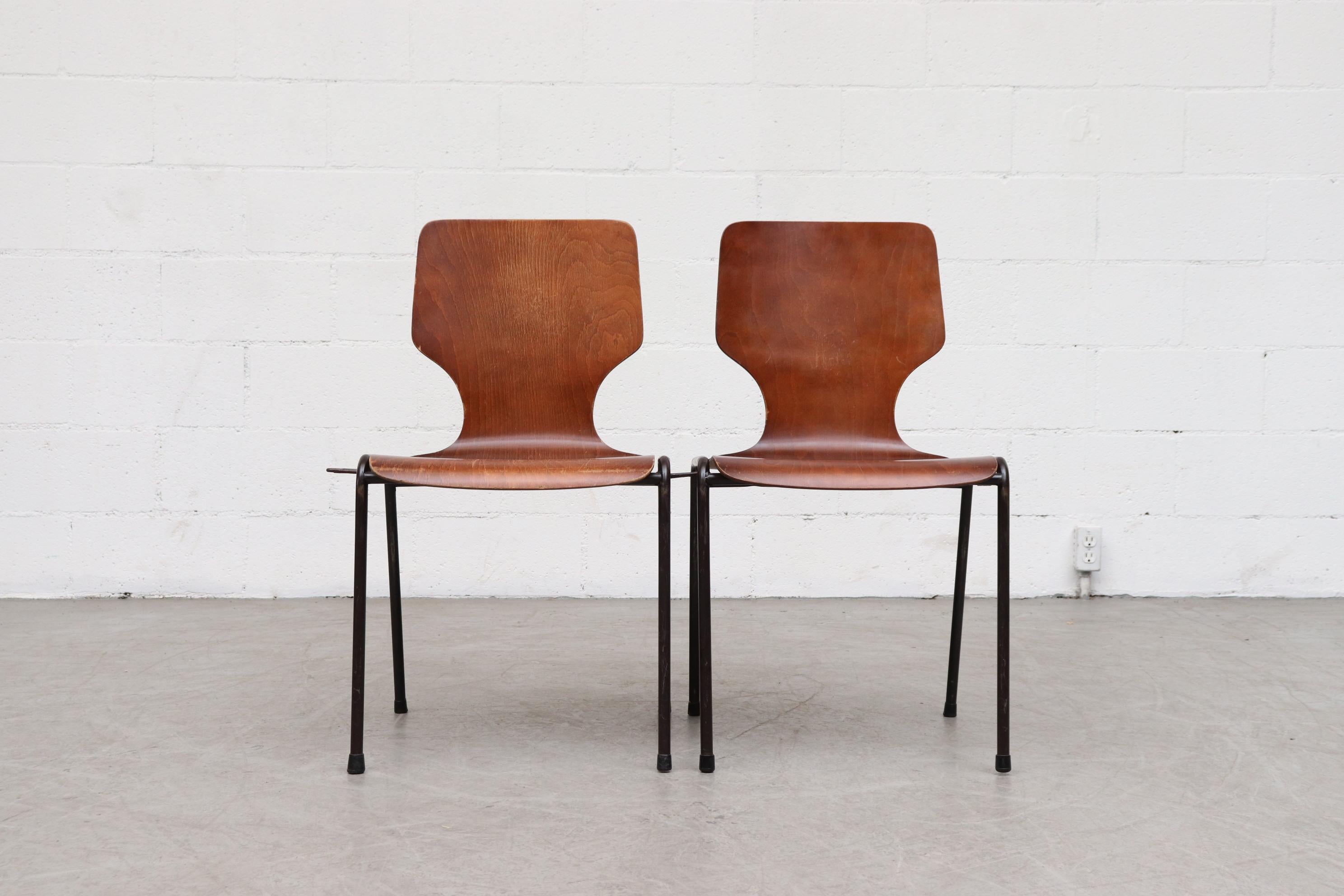 Mid-Century Modern Superbes chaises de salle à manger empilables de style Fritz Hansen du milieu du siècle dernier en vente