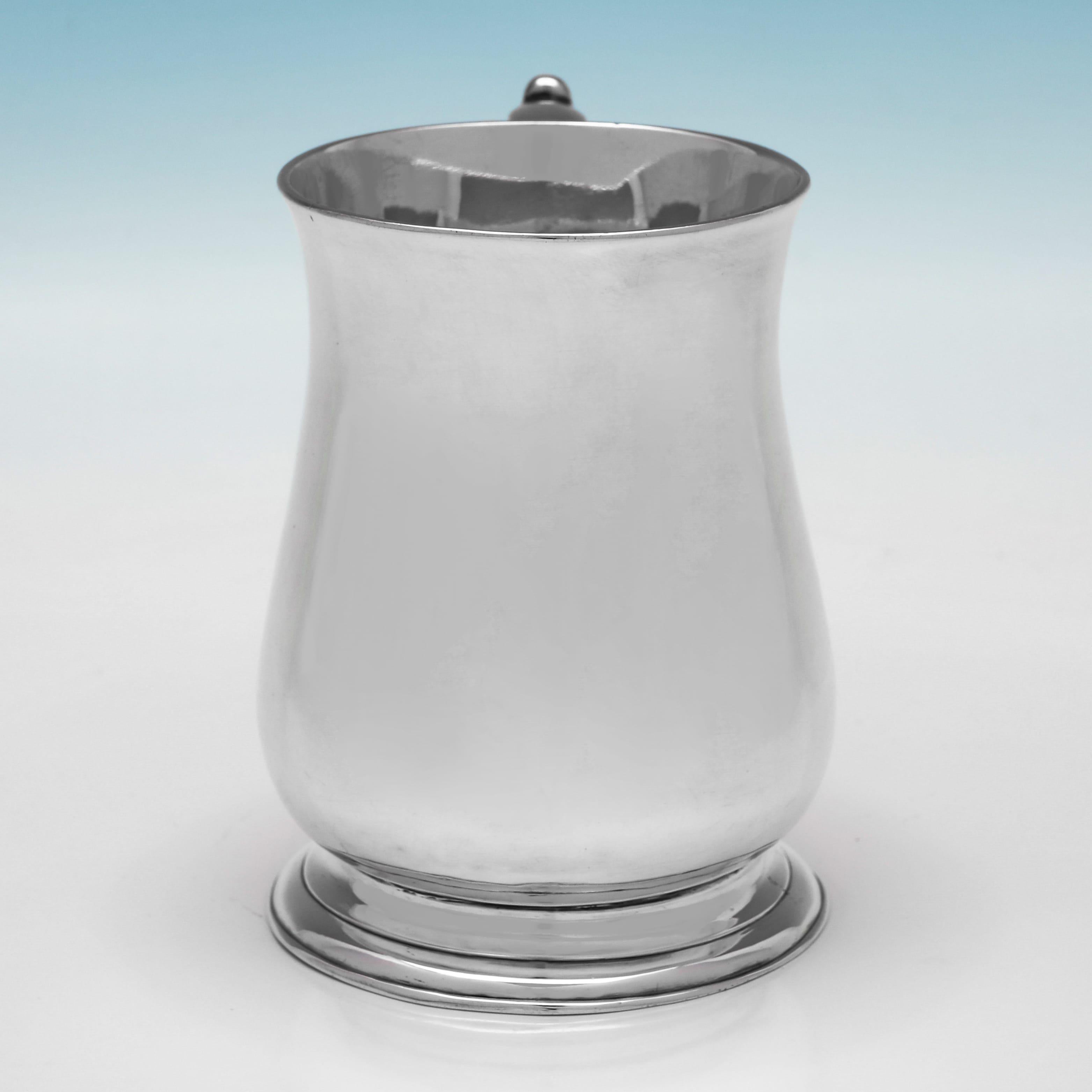 Poinçonnée à Londres en 1751 par Richard Gurney, cette belle tasse en argent sterling antique de George II présente un corps de forme balustre, une poignée en volute et des détails en forme de roseau. La tasse mesure 12,5 cm de haut, 12,5 cm d'un