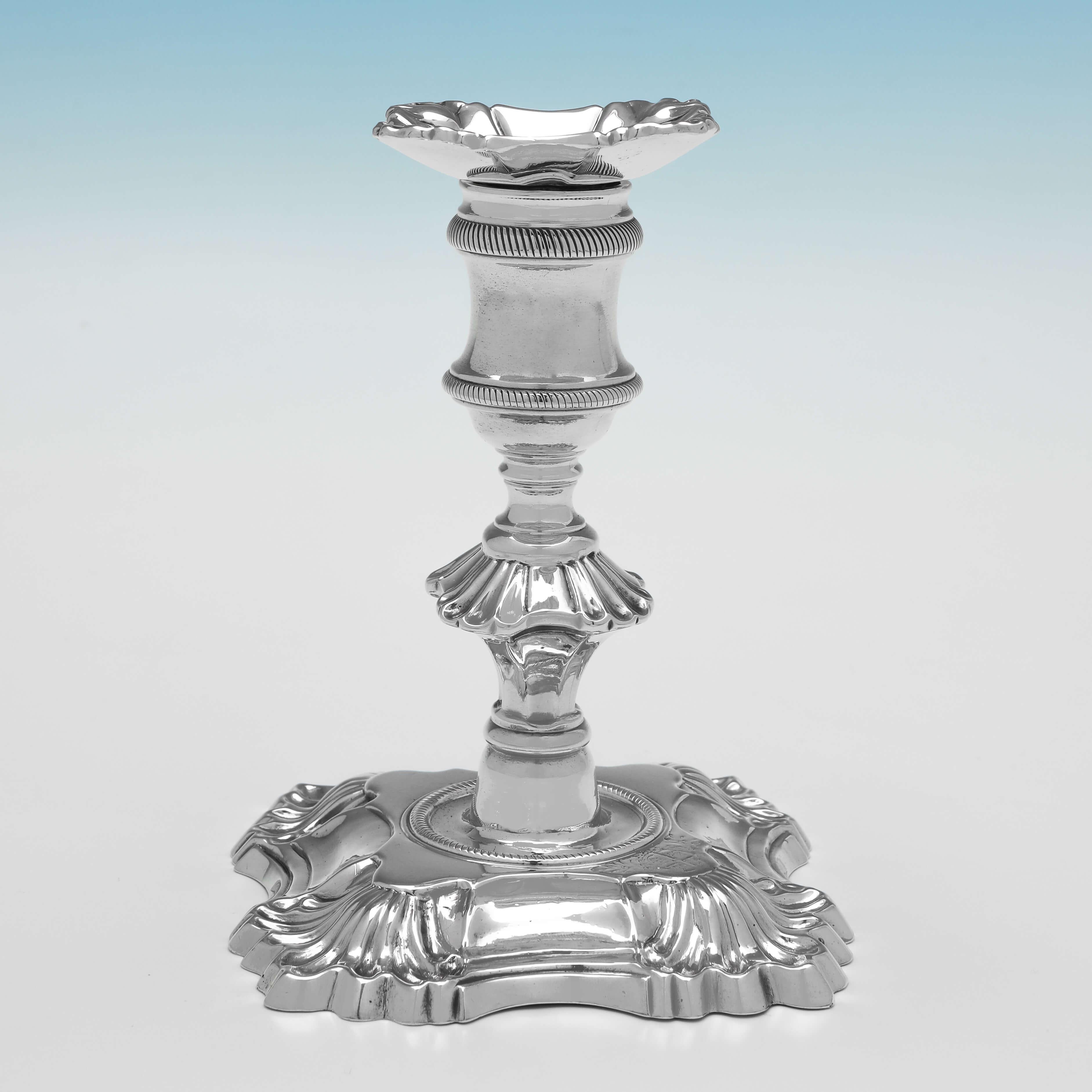 Marchiata a Londra nel 1756 da John Priest, questa incantevole coppia di candelieri antichi in argento sterling del periodo George II ha un design a 