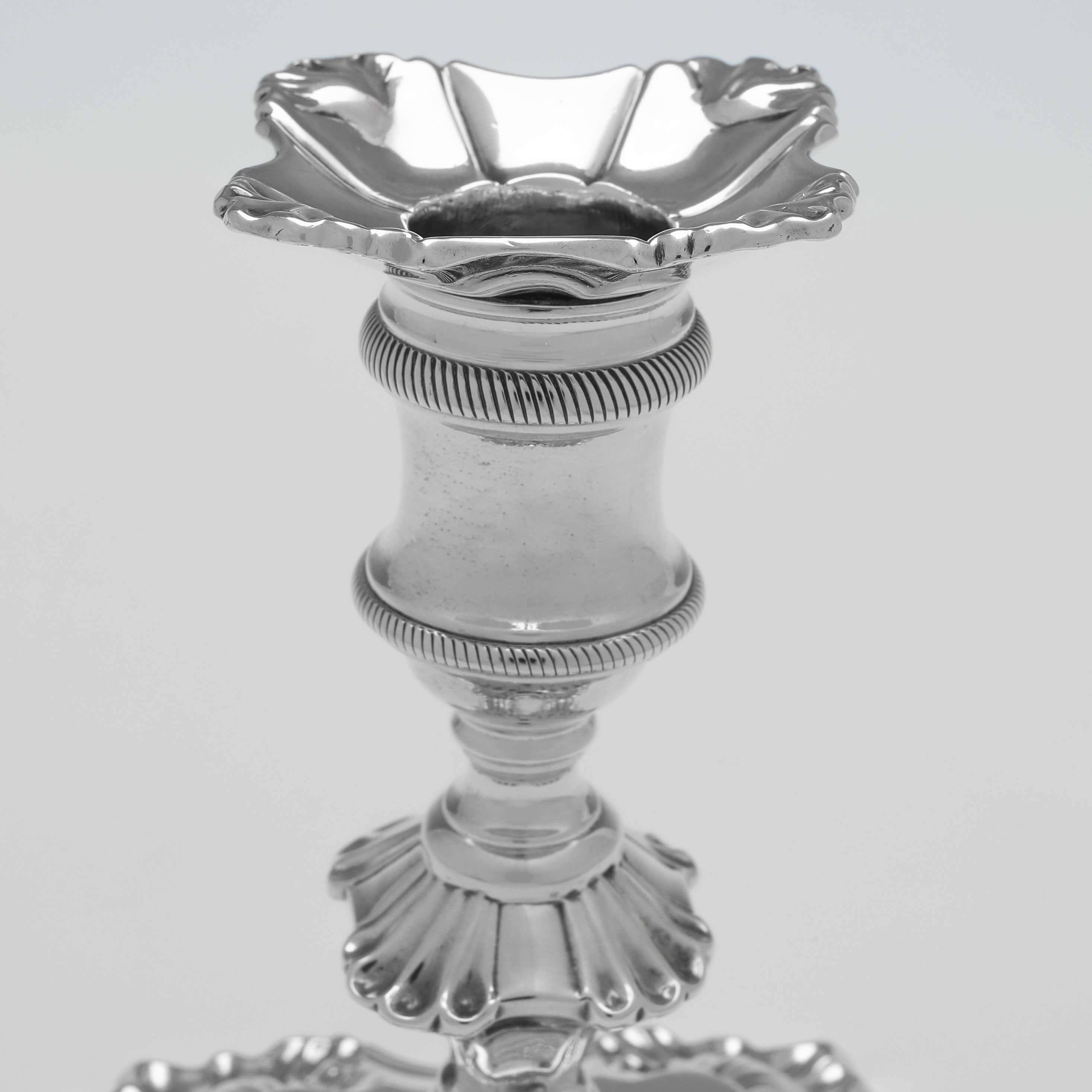Handsome George II Paar kleine gegossene 4 Schalen Sterling Silber Kerzenleuchter 1756 (Englisch) im Angebot