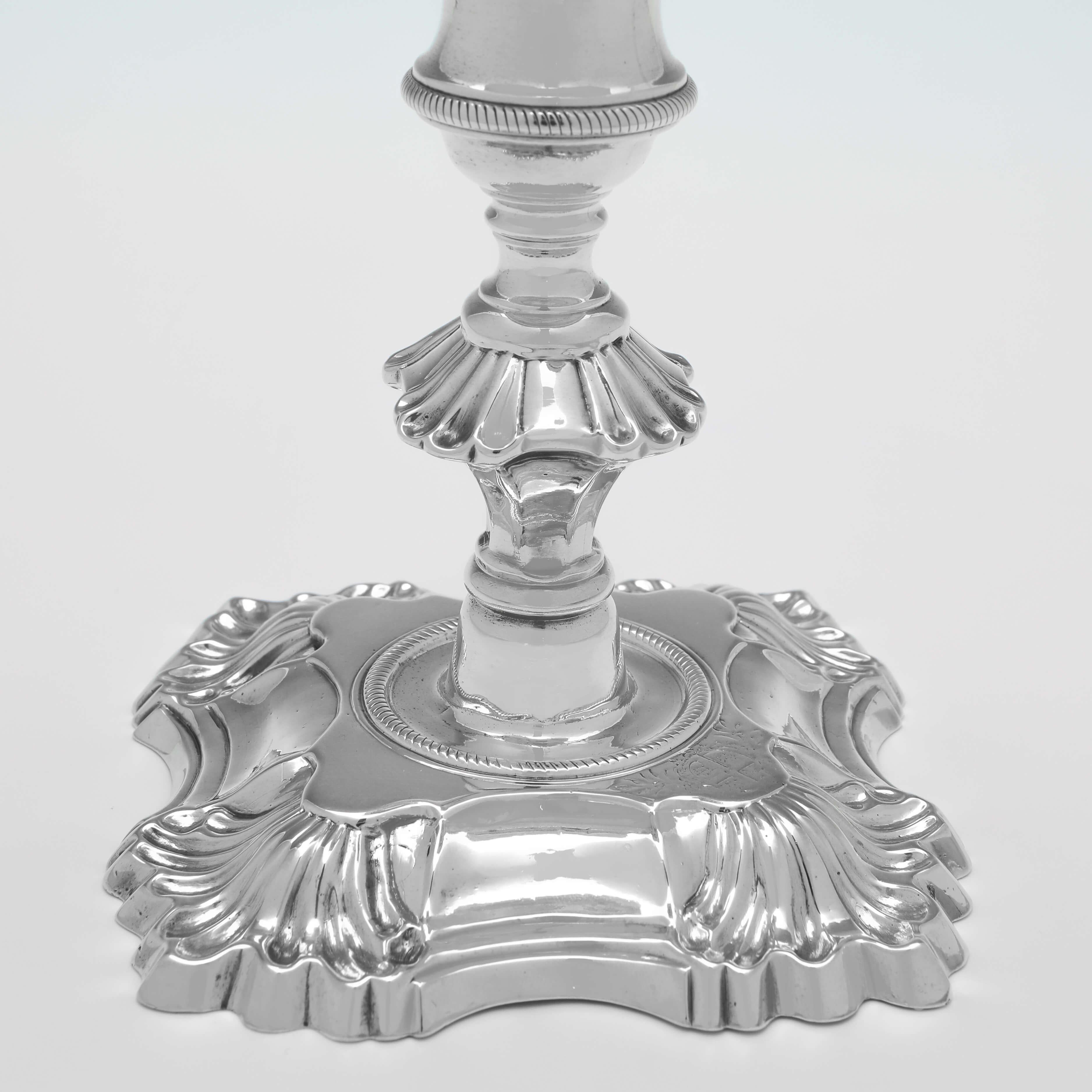 Metà XVIII secolo Bellissima coppia di candelieri in argento sterling a 4 conchiglie di Giorgio II, 1756 in vendita