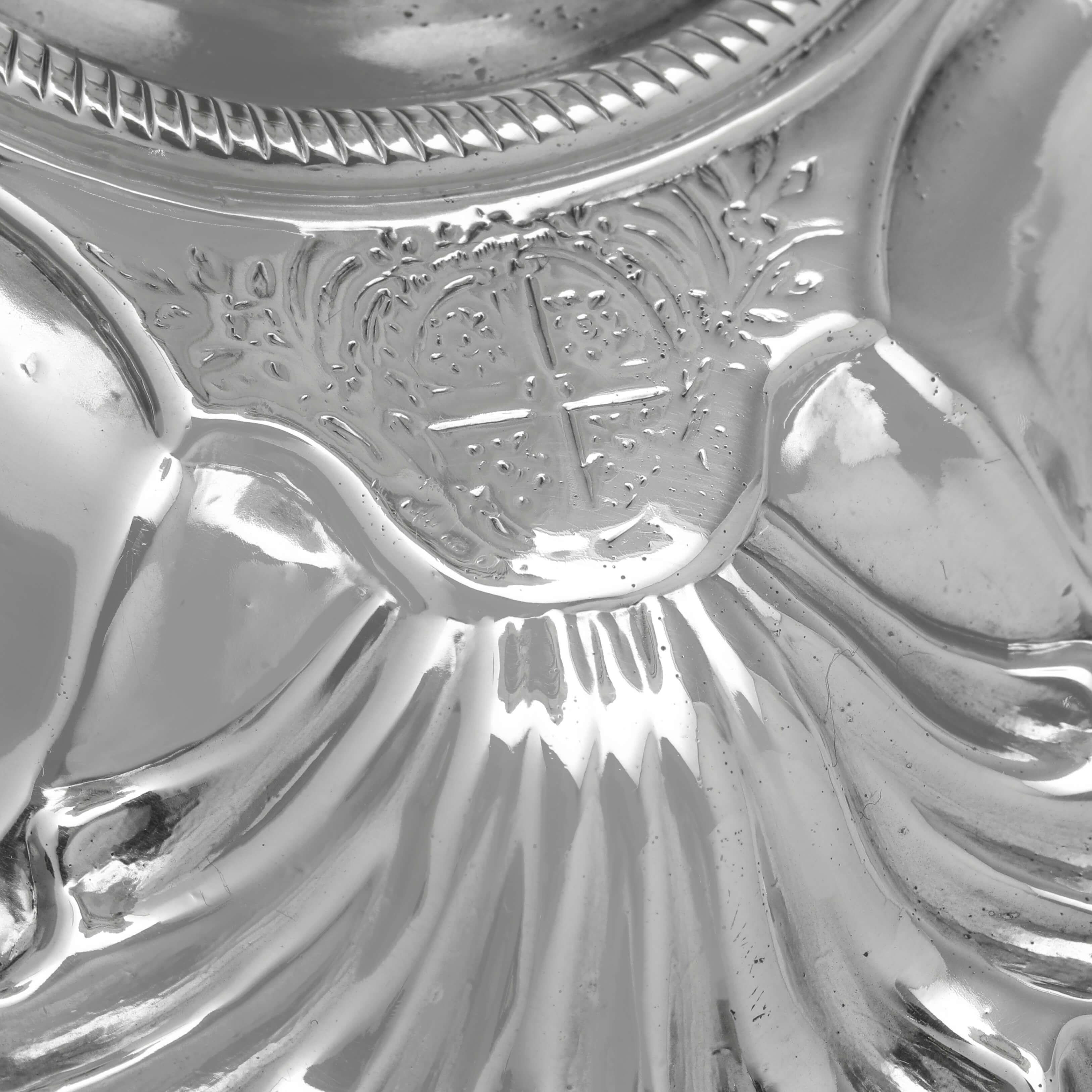 Argento 925 Bellissima coppia di candelieri in argento sterling a 4 conchiglie di Giorgio II, 1756 in vendita