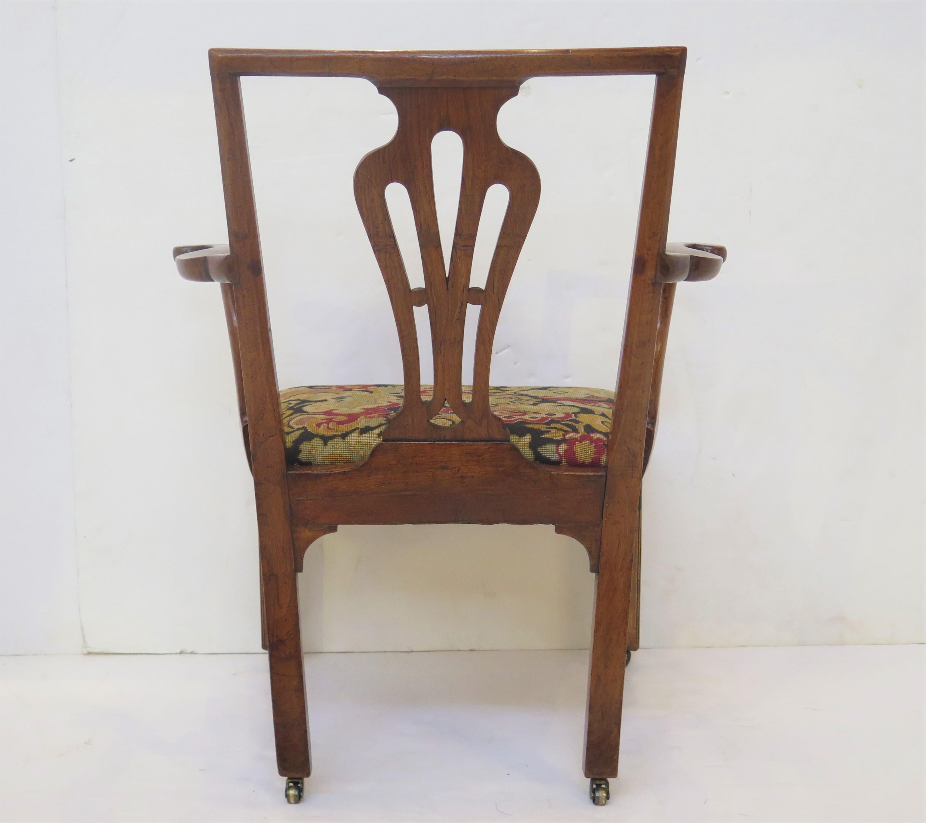 Hübscher georgianischer Sessel / Schreibtischstuhl aus Nussbaum mit Handarbeitssitz (Handgeschnitzt) im Angebot