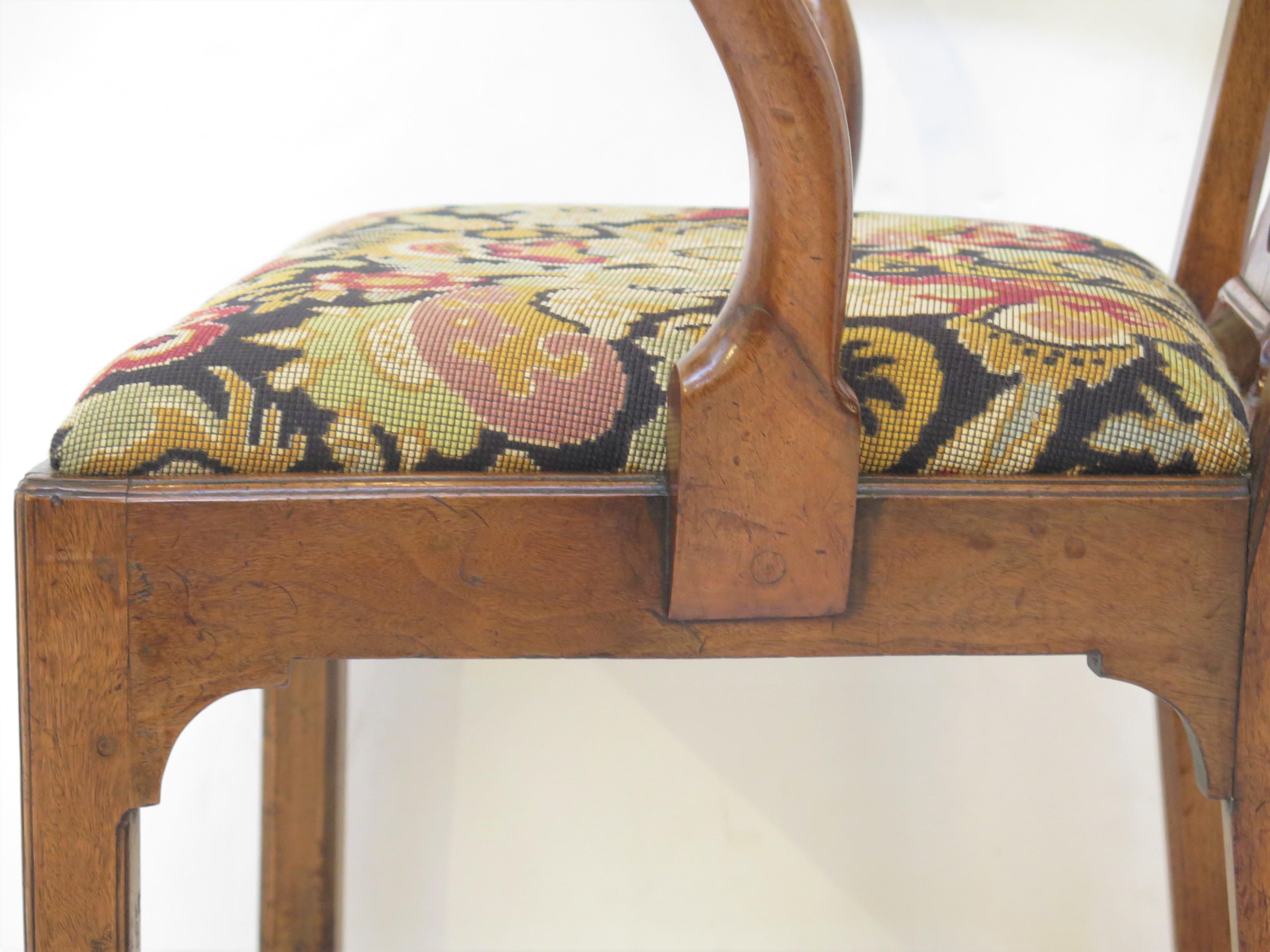 Hübscher georgianischer Sessel / Schreibtischstuhl aus Nussbaum mit Handarbeitssitz (18. Jahrhundert und früher) im Angebot