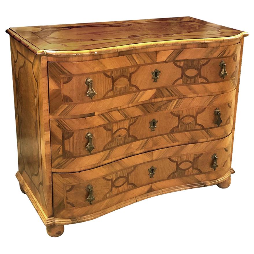 Belle commode à 3 tiroirs en parqueterie serpentine inversée de style baroque allemand