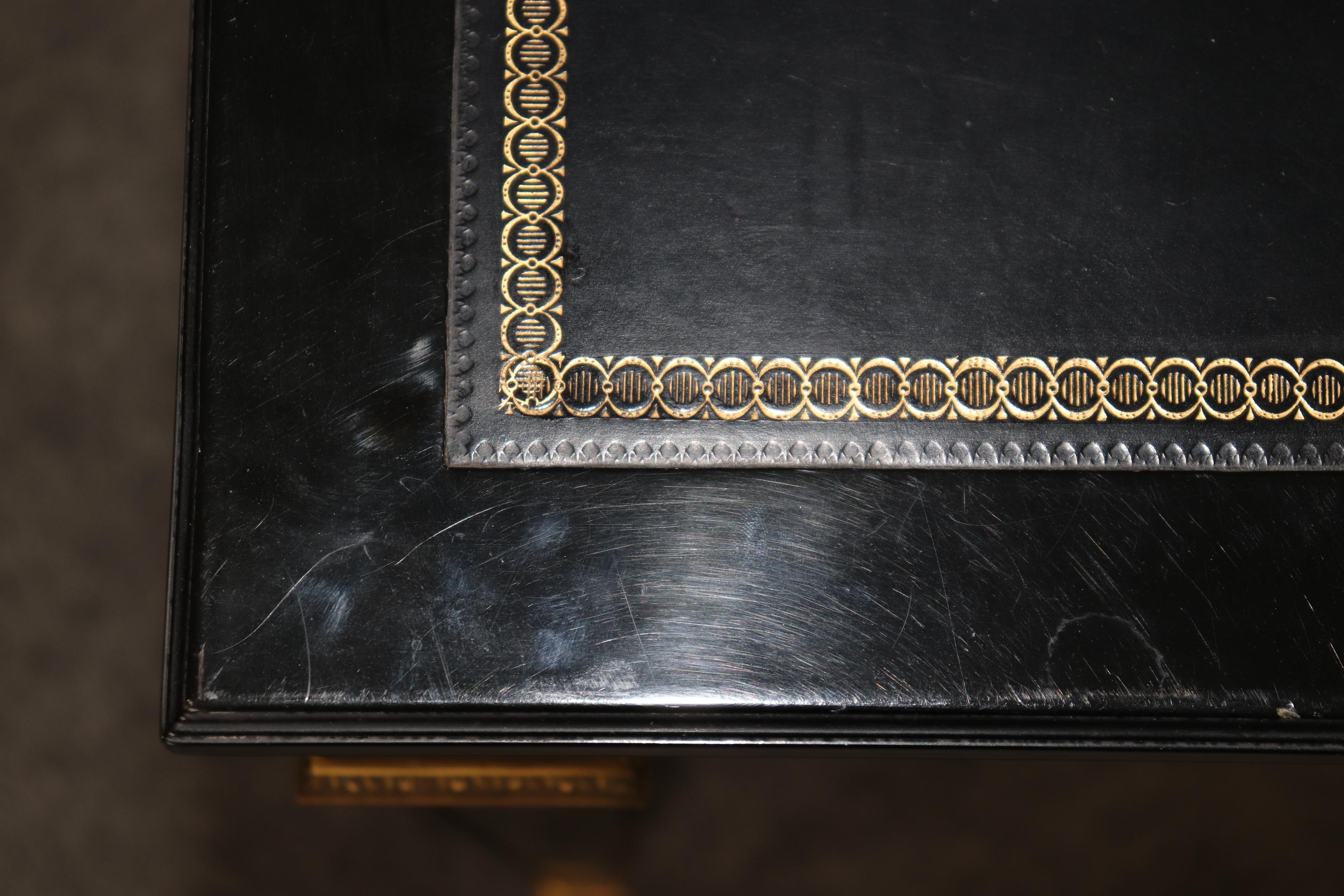 Francese Splendida scrivania direzionale Maison Jansen in bronzo dorato e ormeggio in vendita