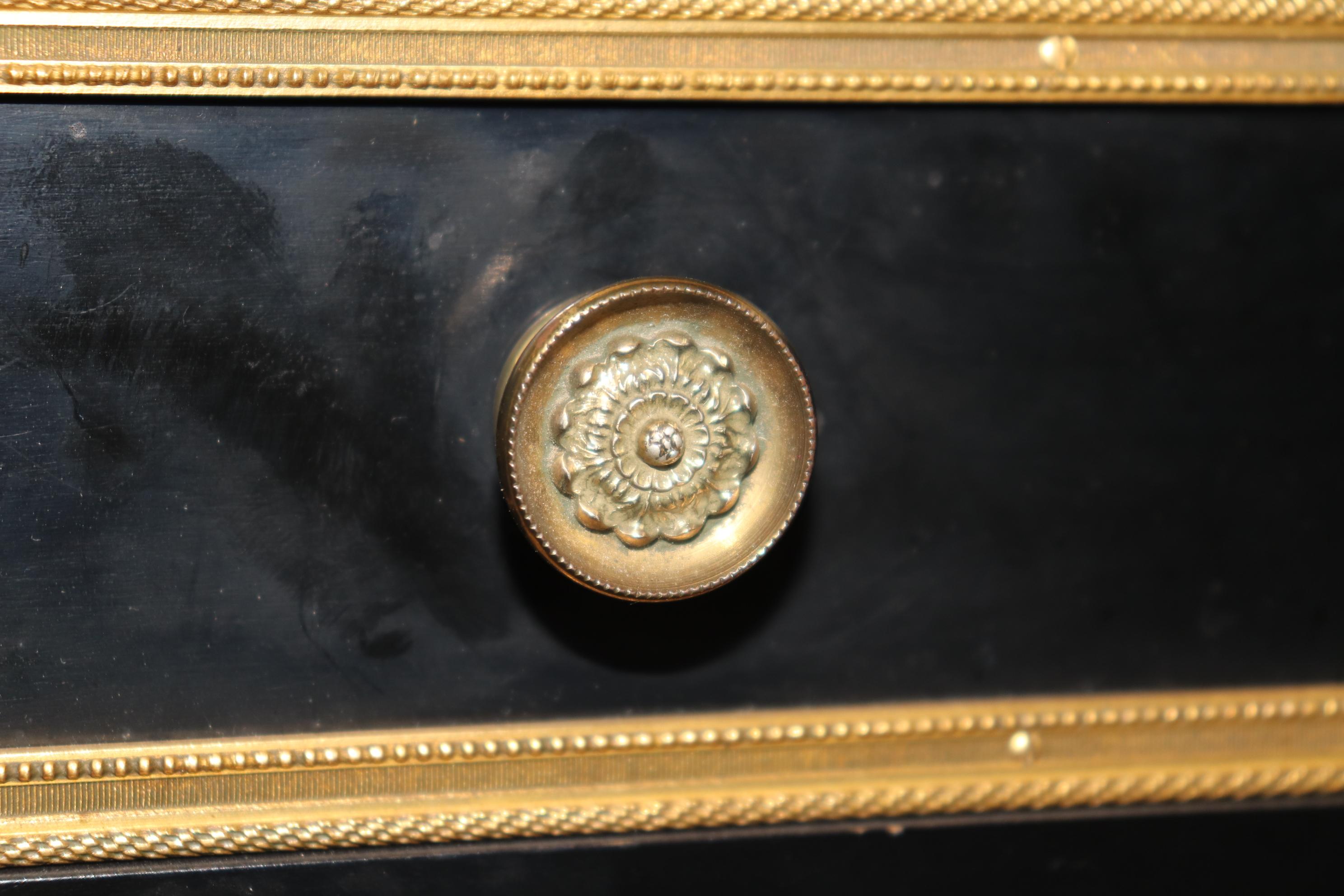Splendida scrivania direzionale Maison Jansen in bronzo dorato e ormeggio in vendita 1