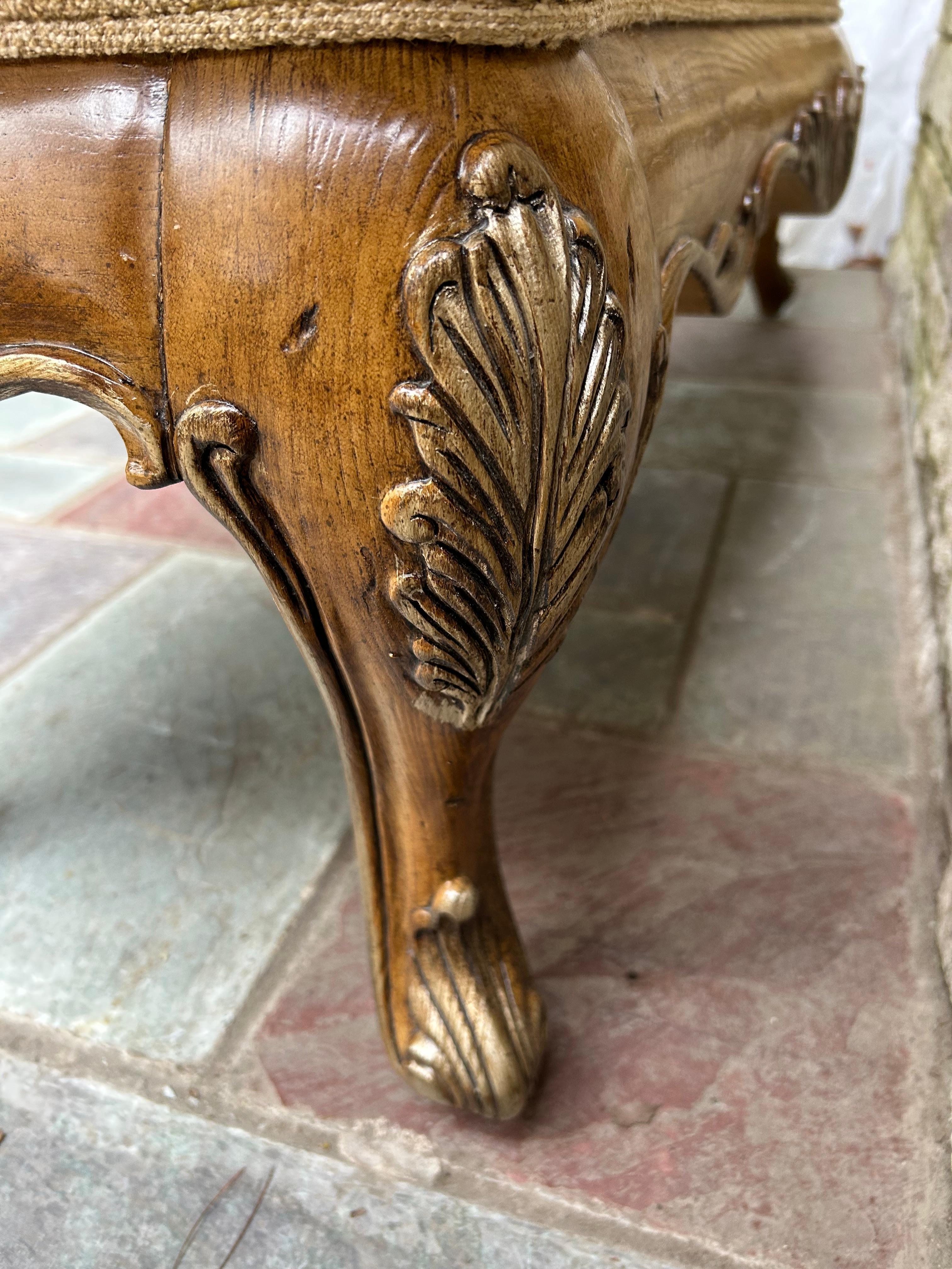 Magnifique banc en noyer tapissé style Upholstering Louis XV Mid-Century en vente 3