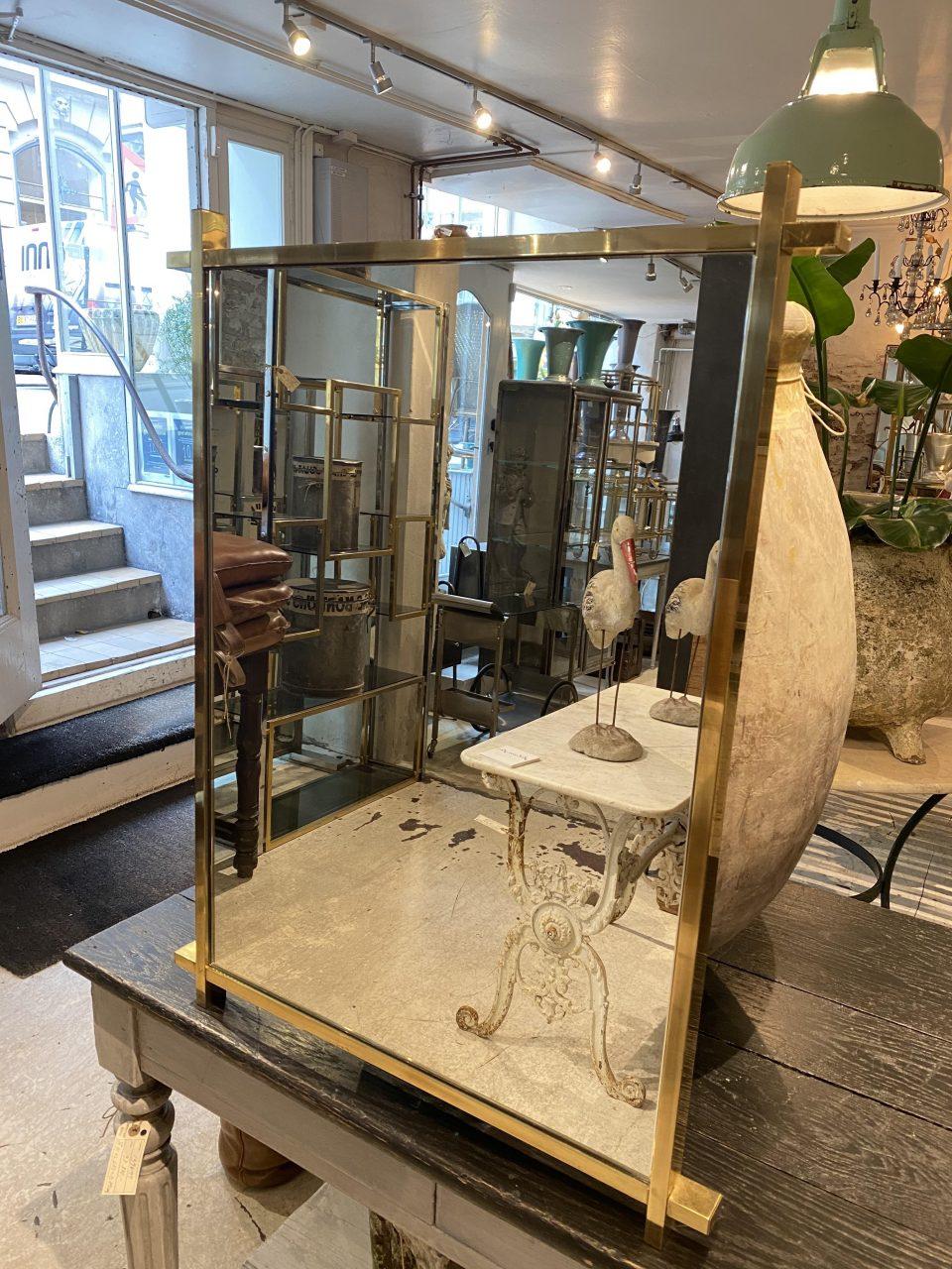 Miroir italien en laiton des années 1960, minimaliste et austère, d'une fabuleuse forme rectangulaire, avec un beau cadre large en laiton brillant avec de rares et élégants coins entrecroisés.

Miroir idéal pour un couloir/une entrée, au-dessus