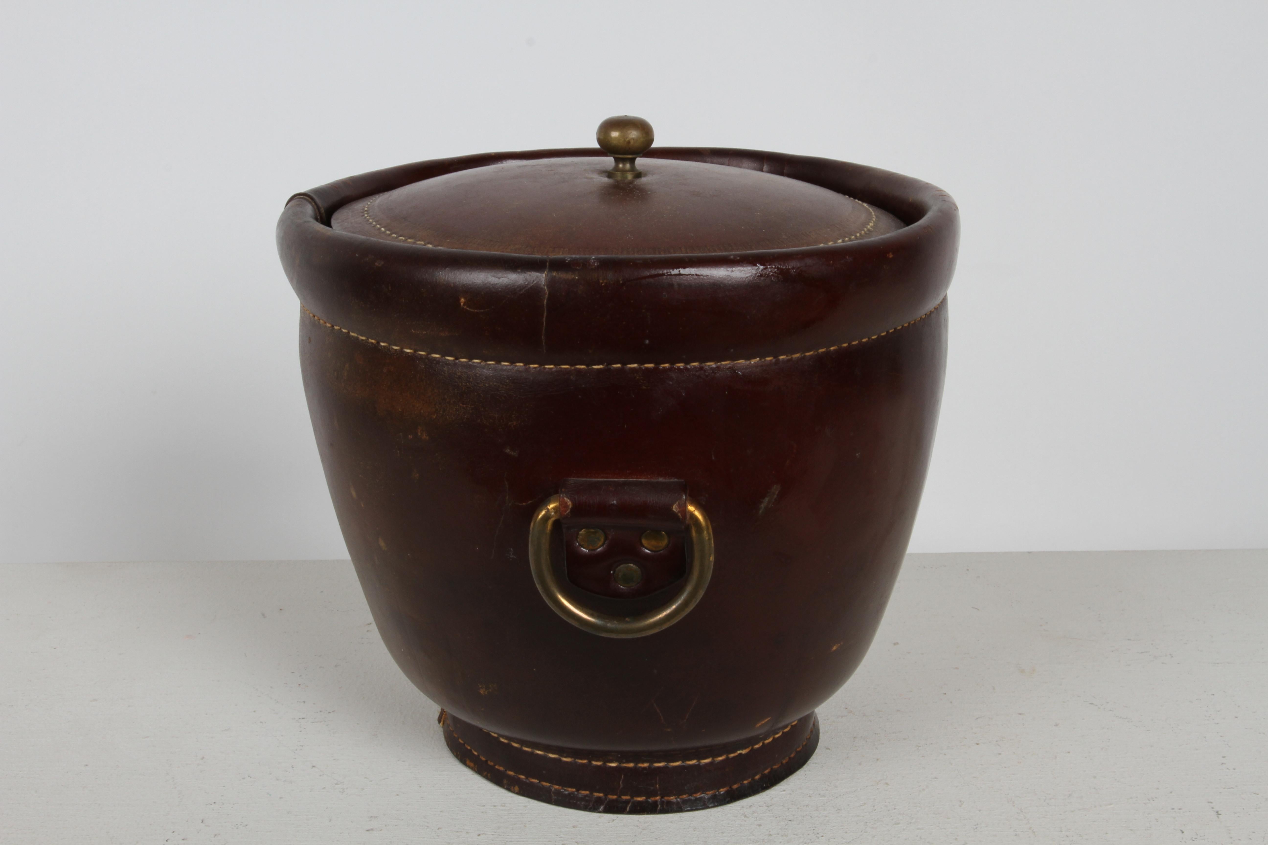 Handsome Jacques Adnet Style Vintage Leather & Brass Ice Bucket - MCM Barware In Good Condition For Sale In St. Louis, MO