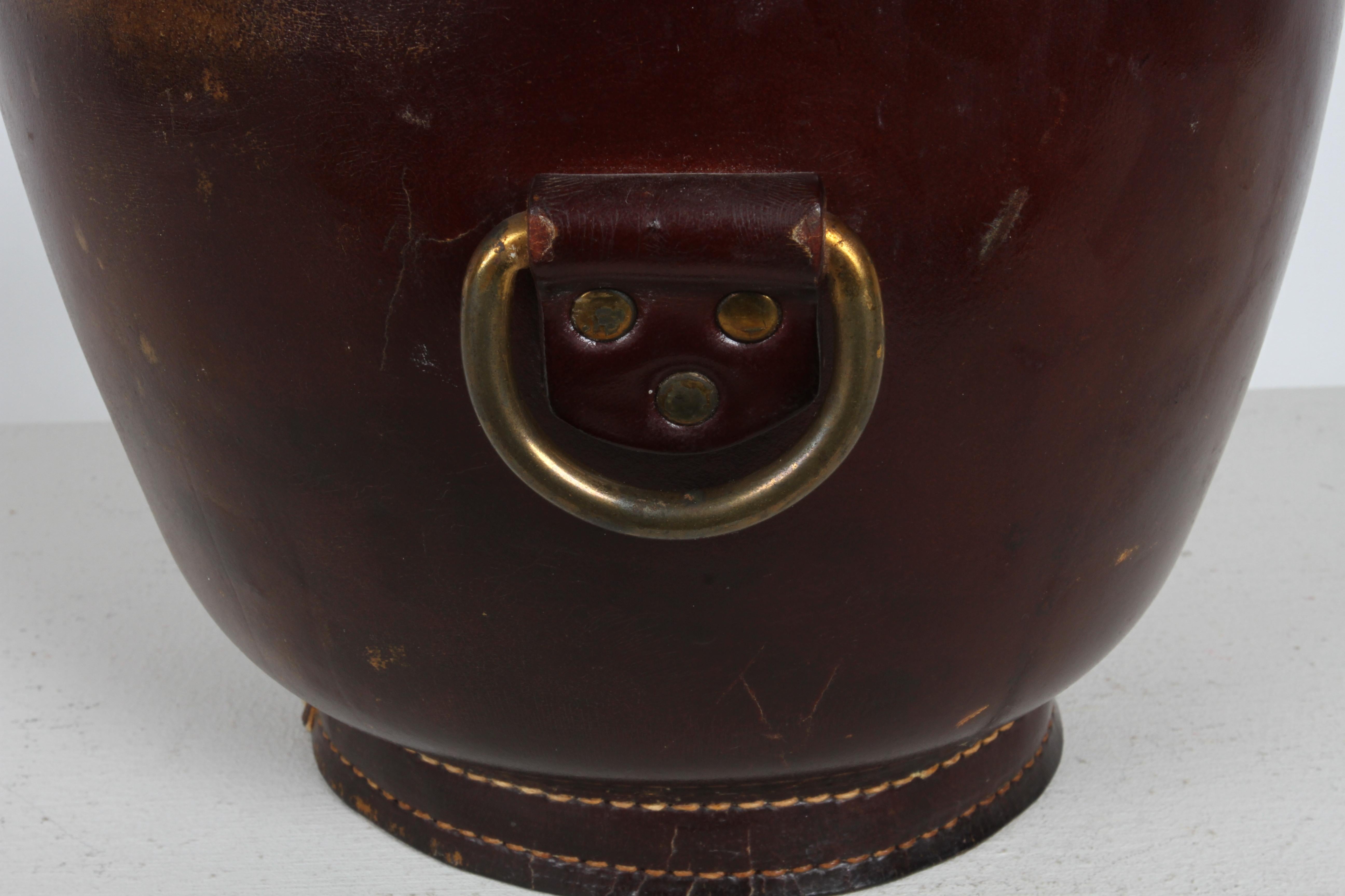 Hübscher Eiskübel aus Leder und Messing im Vintage-Stil von Jacques Adnet - MCM Barware (Mitte des 20. Jahrhunderts) im Angebot