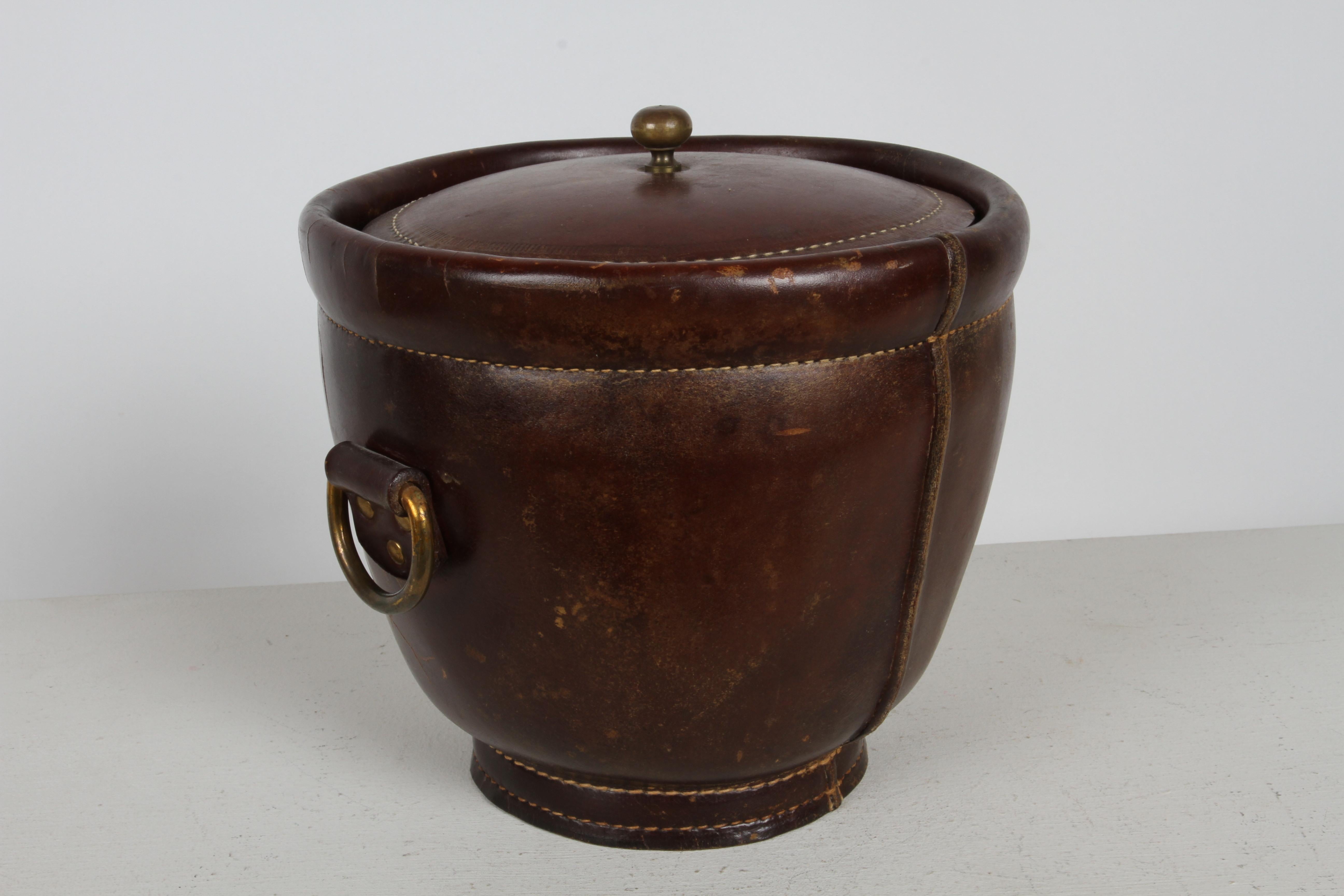 Handsome Jacques Adnet Style Vintage Leather & Brass Ice Bucket - MCM Barware For Sale 2
