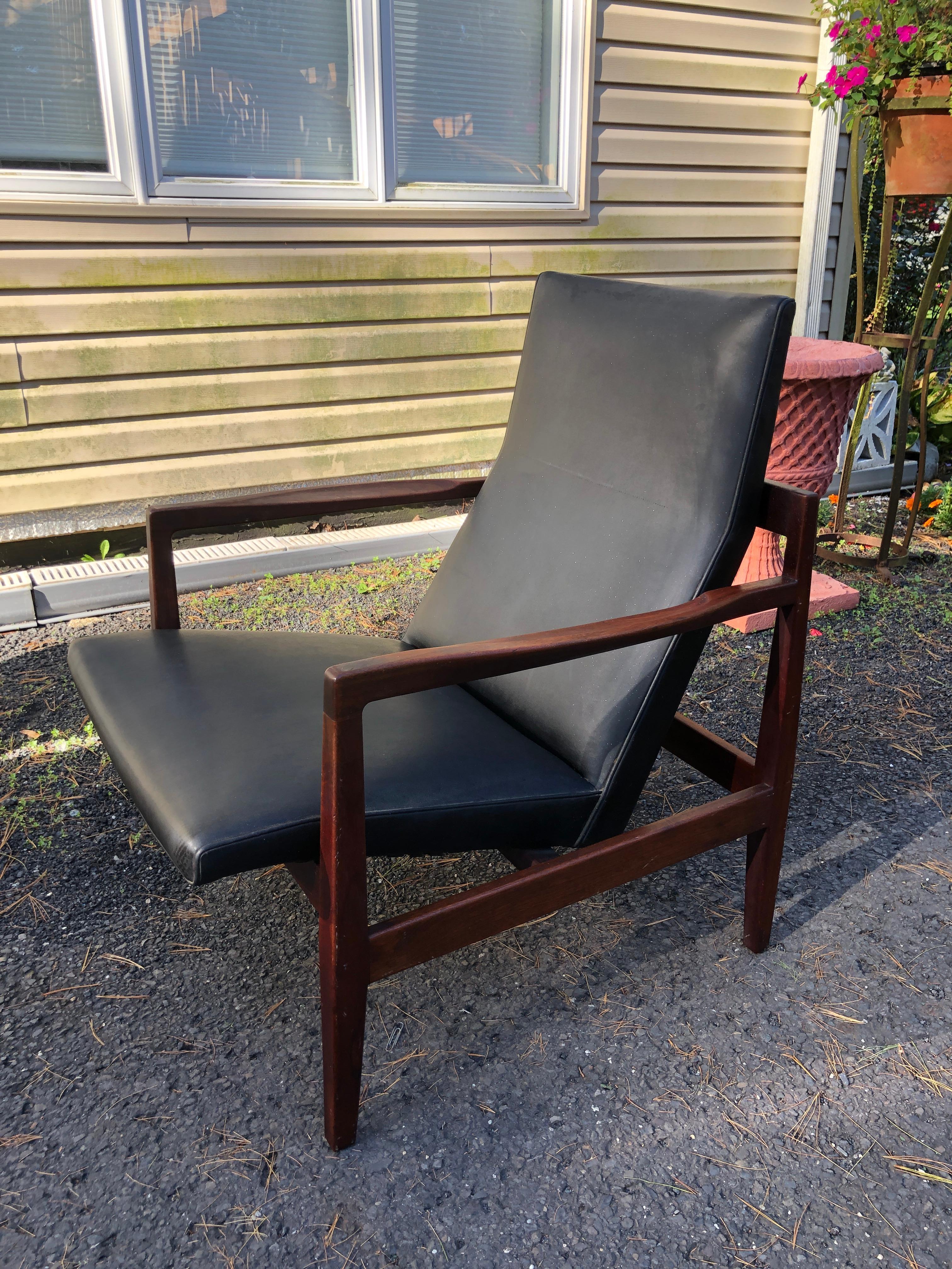 Américain Magnifique chaise longue en noyer Jens Risom Mid-Century Modernity en vente