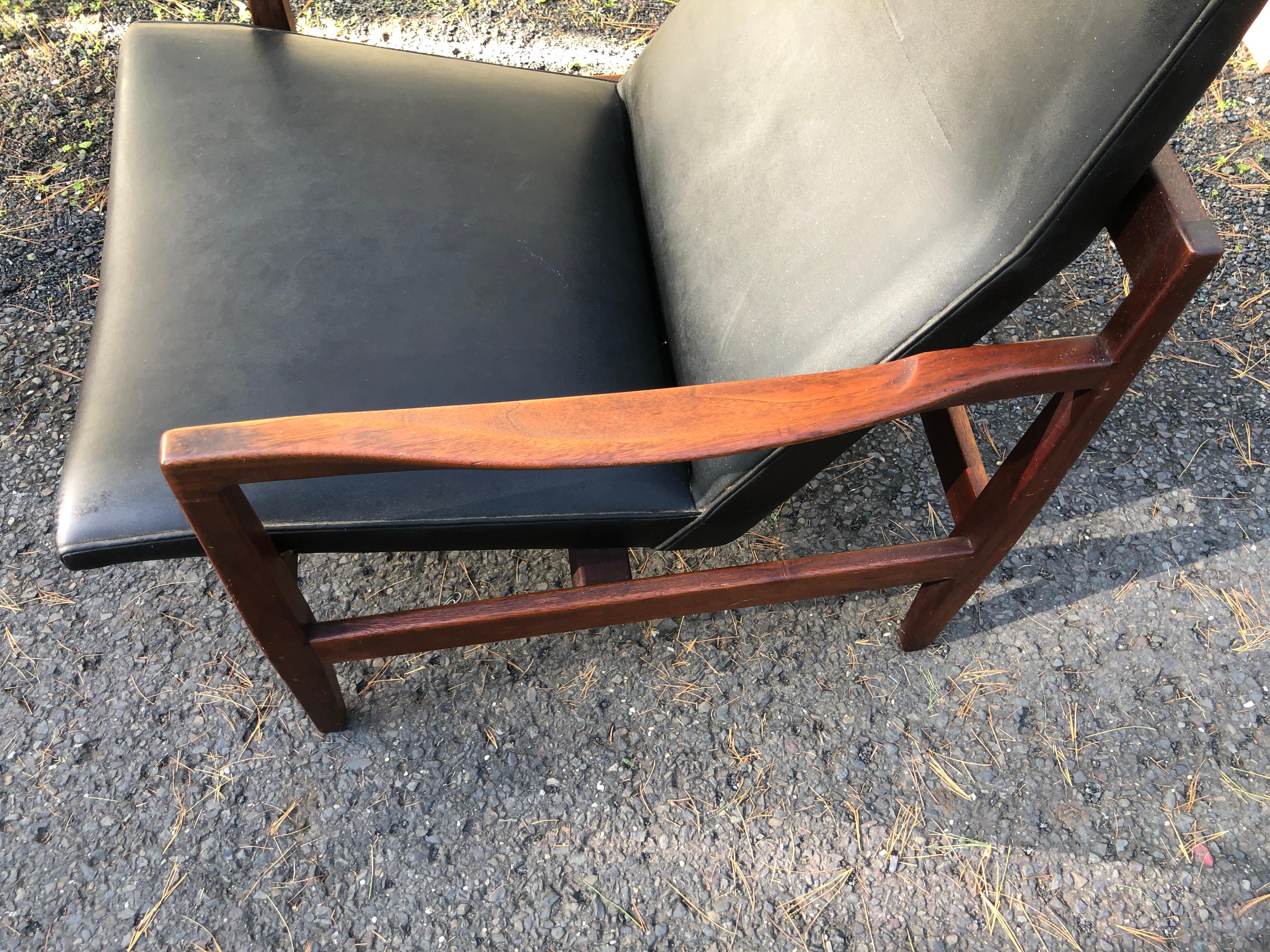 Magnifique chaise longue en noyer Jens Risom Mid-Century Modernity Bon état - En vente à Pemberton, NJ
