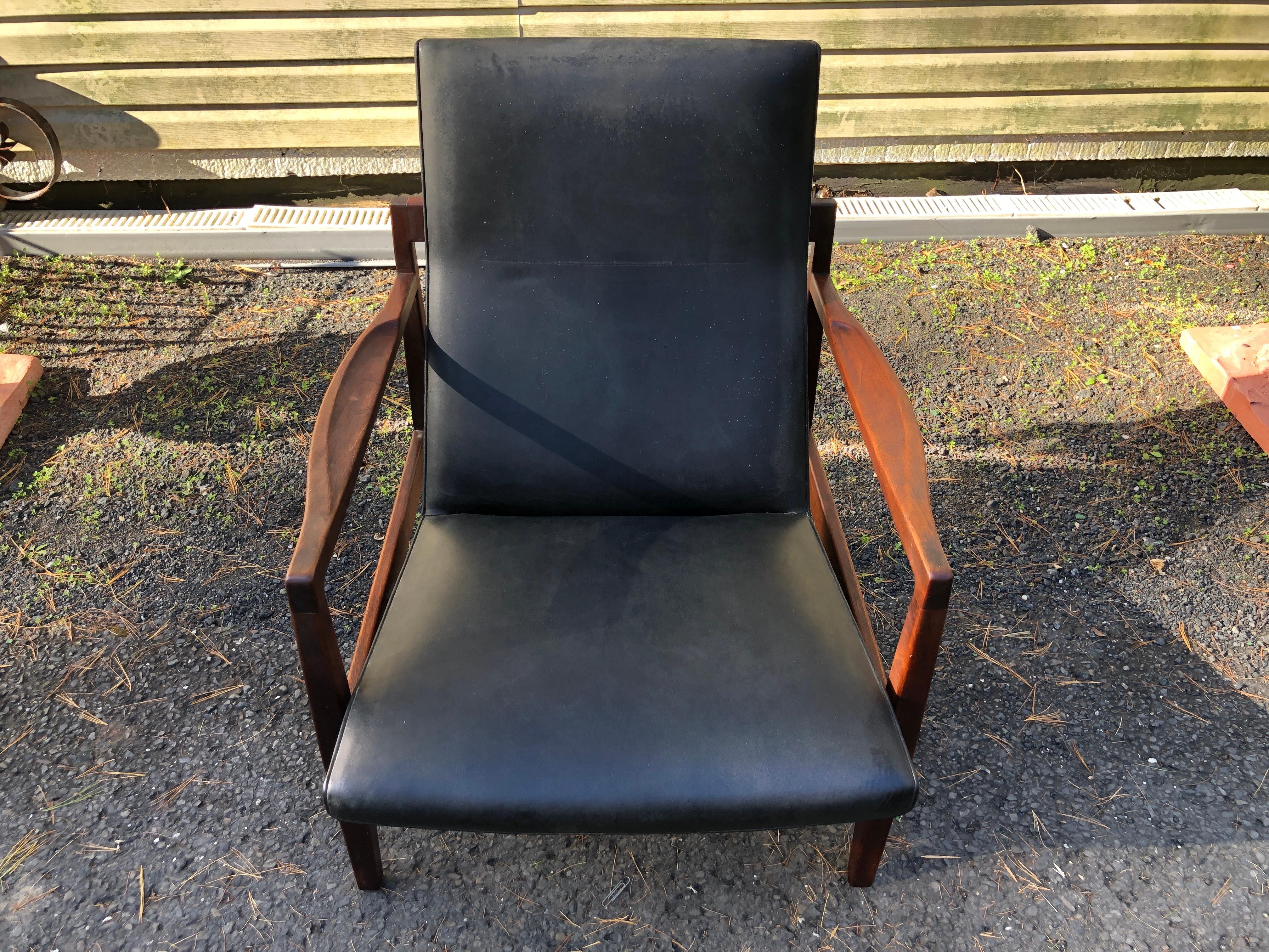 Imitation cuir Magnifique chaise longue en noyer Jens Risom Mid-Century Modernity en vente