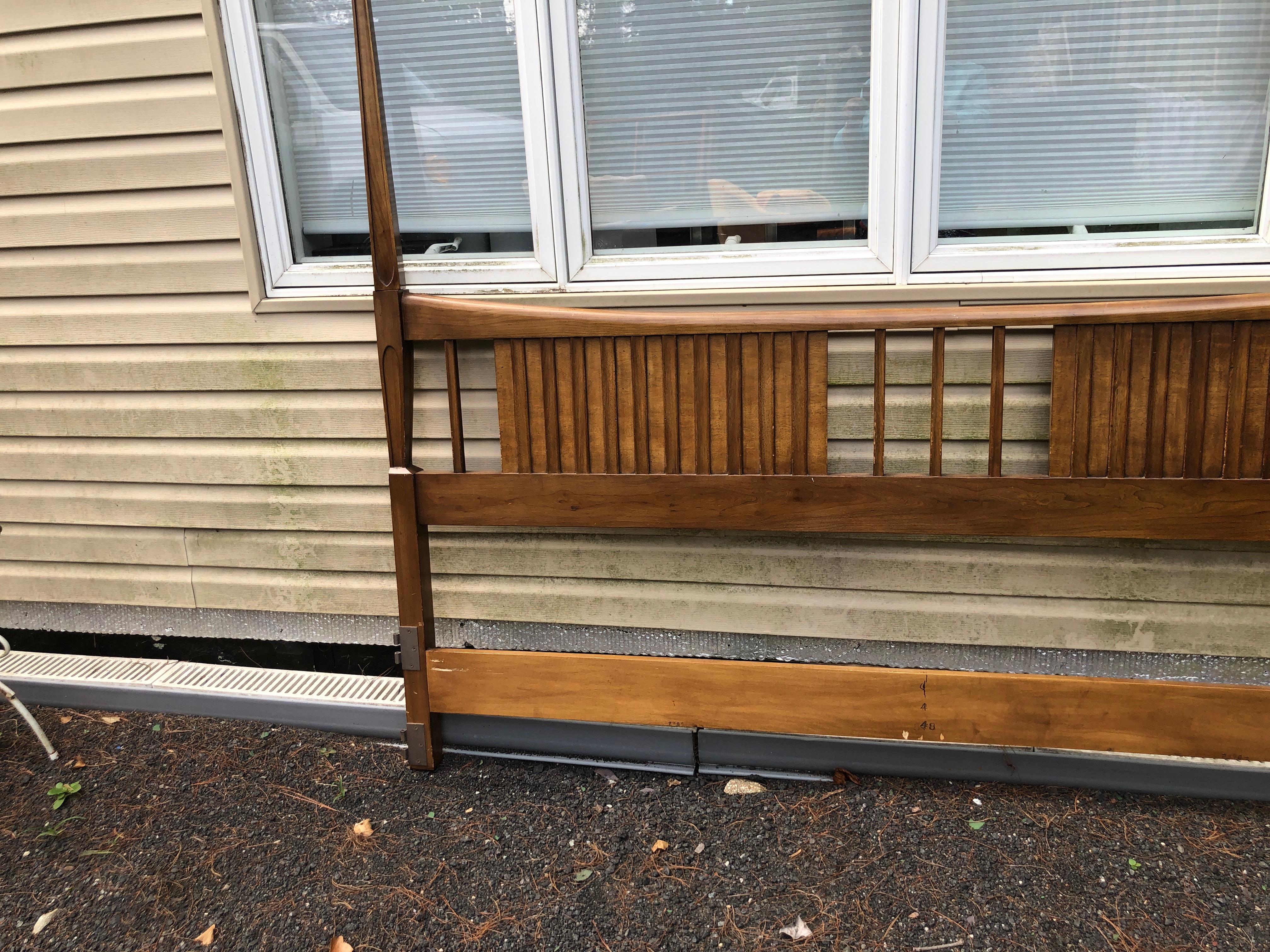 John Widdicomb sculptural tall post king size bed headboard with tapered double spires, circa 1950. A gorgeous Mid-Century Modern sculpted walnut king size headboard by John Widdicomb. The headboard features gorgeous wood grain and sleek mid-century