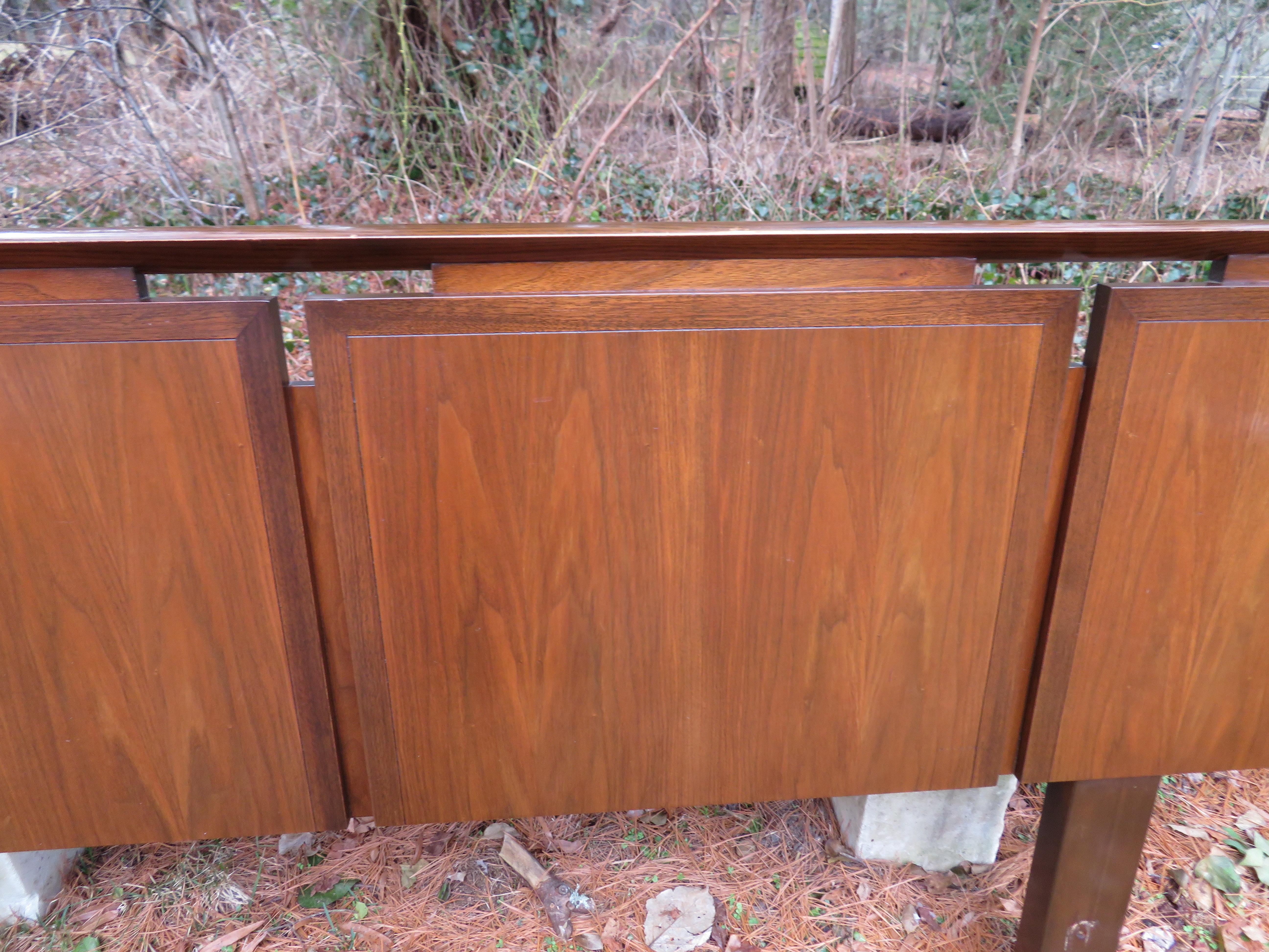 Mid-20th Century Handsome King Size Hobey Helen Baker Asian Style Walnut Head Board, Midcentury For Sale