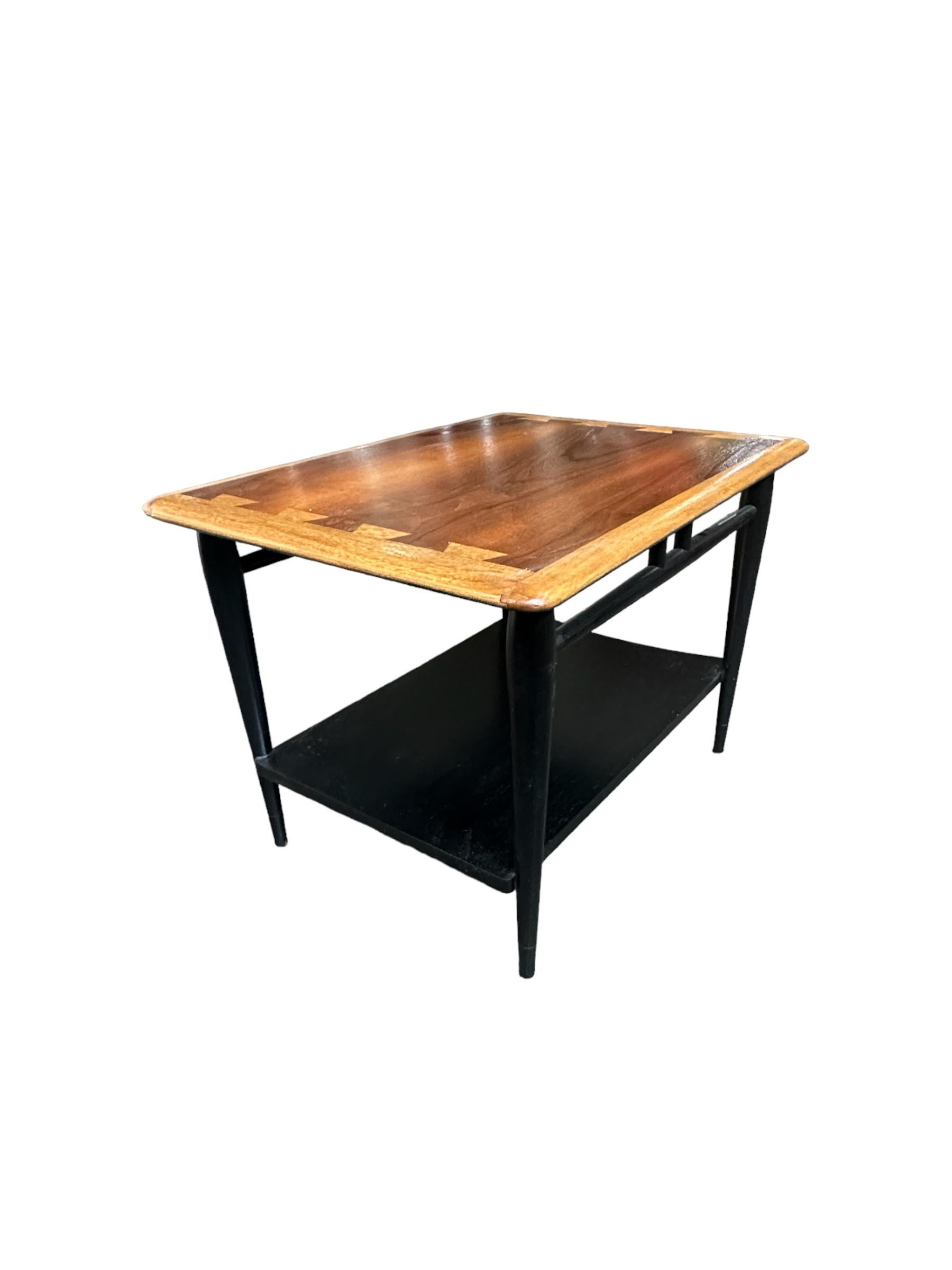 Handsome Lane's Mid-Century Modern End Table oder Nachttisch (Holz) im Angebot
