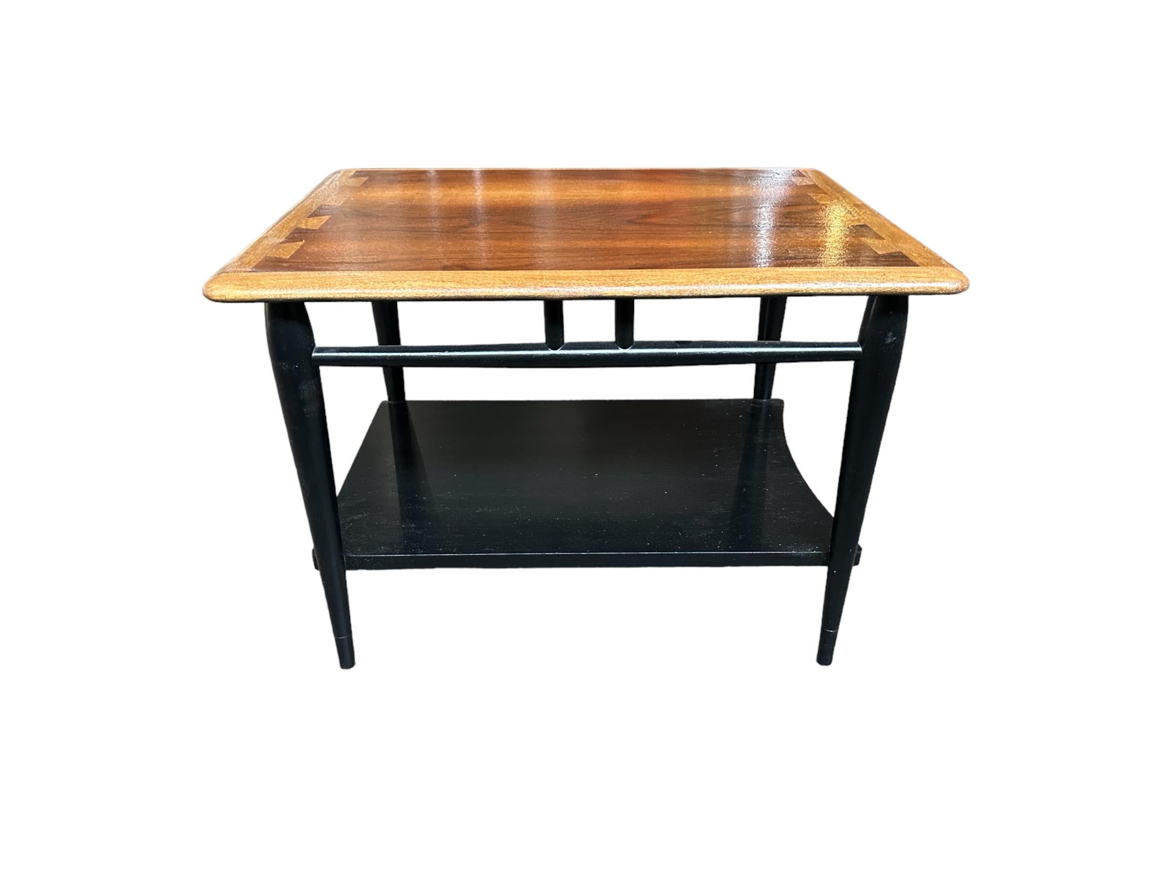 Belle table d'appoint ou table de nuit Lane de style mi-siècle moderne en vente 1