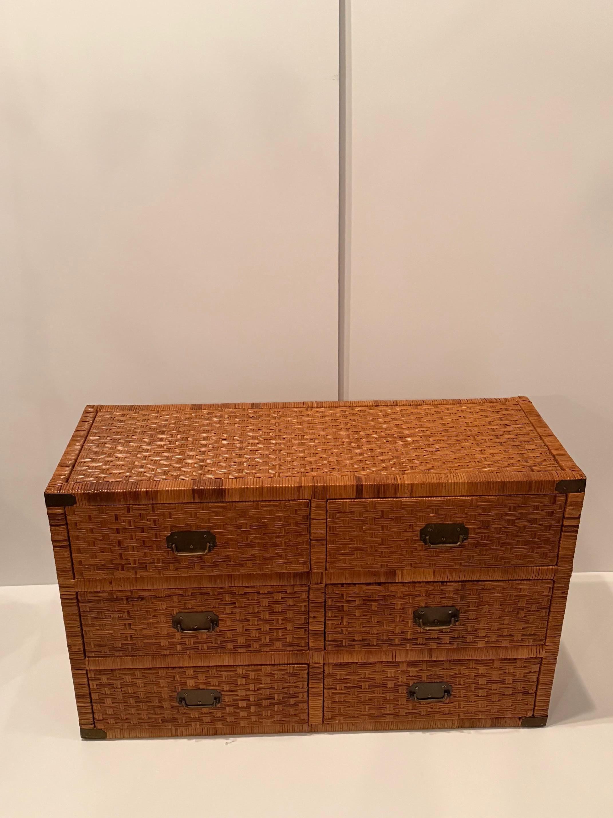 Handsome Large 6 Drawer Woven Rattan Chest of Drawers with Metal Mounts Bon état - En vente à Hopewell, NJ