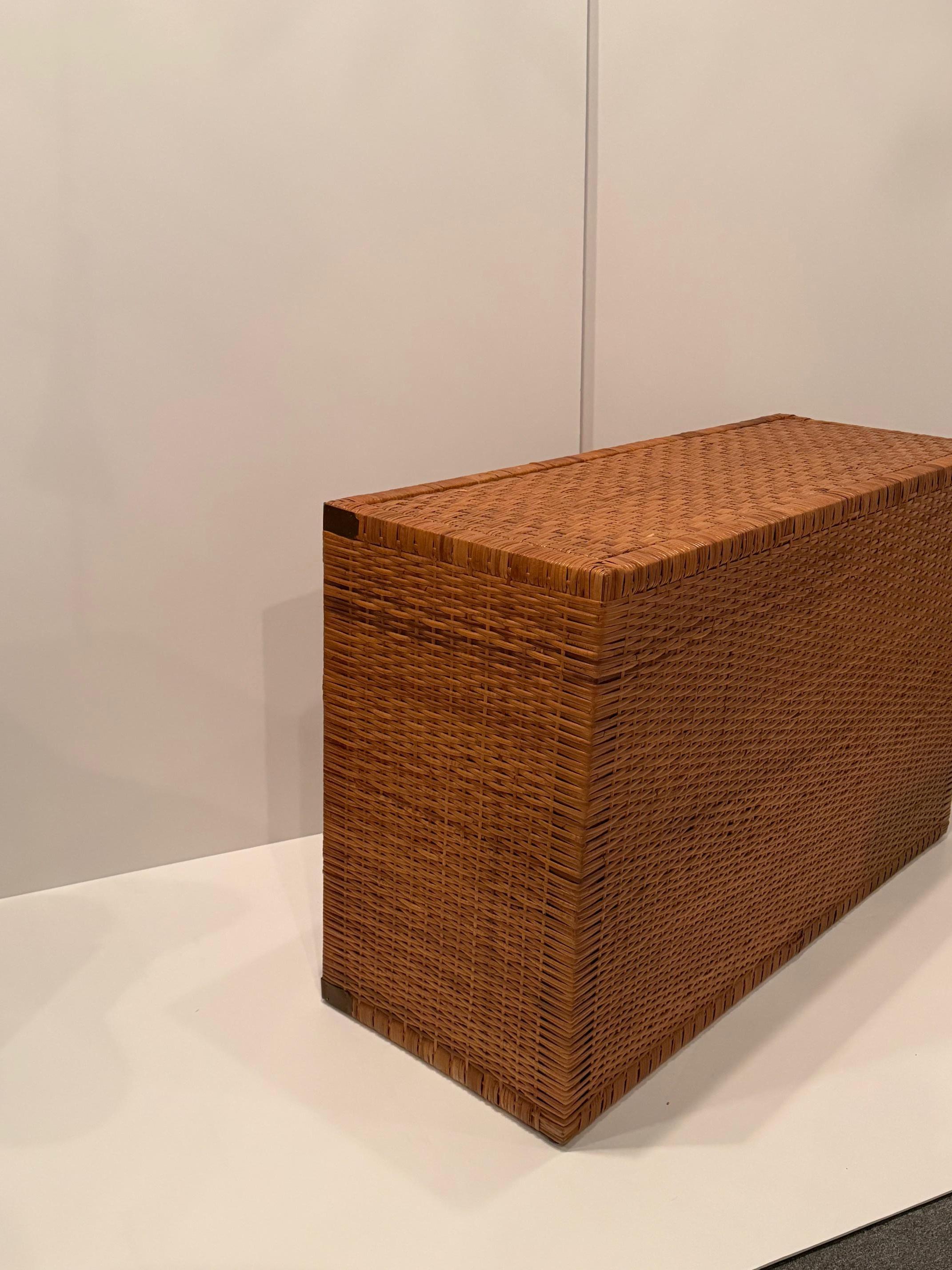 Handsome Large 6 Drawer Woven Rattan Chest of Drawers with Metal Mounts en vente 1