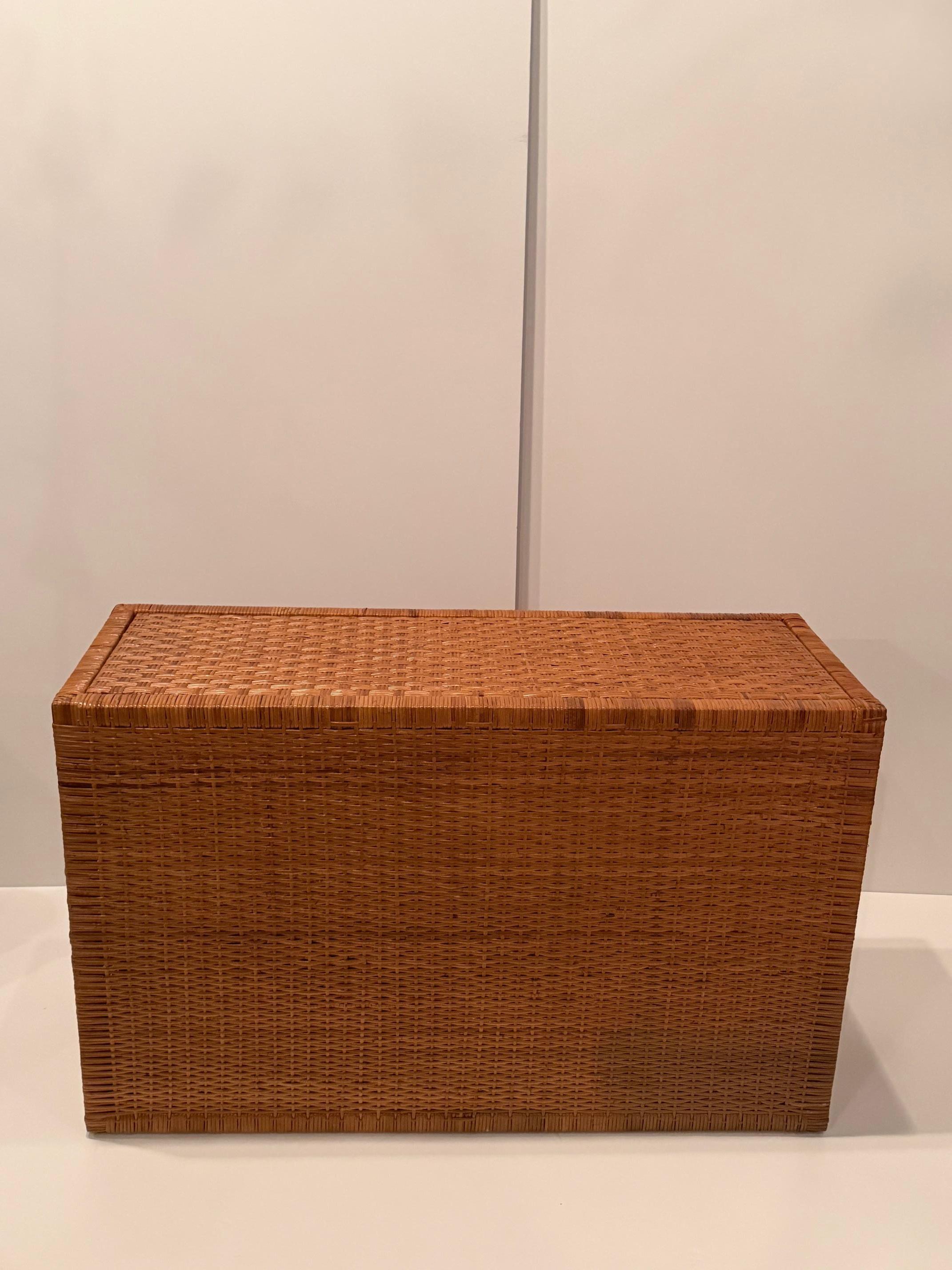 Handsome Large 6 Drawer Woven Rattan Chest of Drawers with Metal Mounts en vente 2