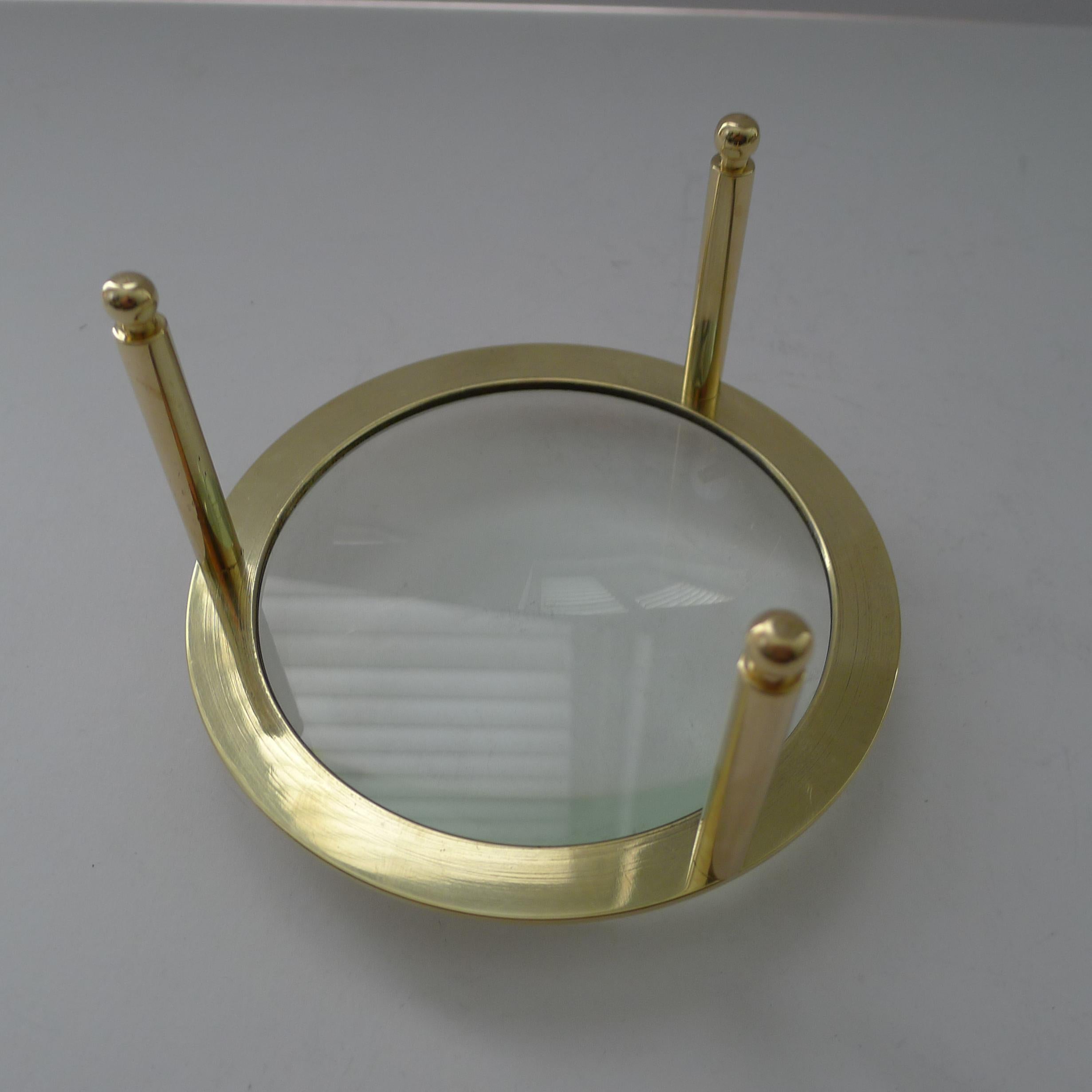 Britannique Handsome Large Antique English Brass Framed Magnifying Glass c.1900 en vente