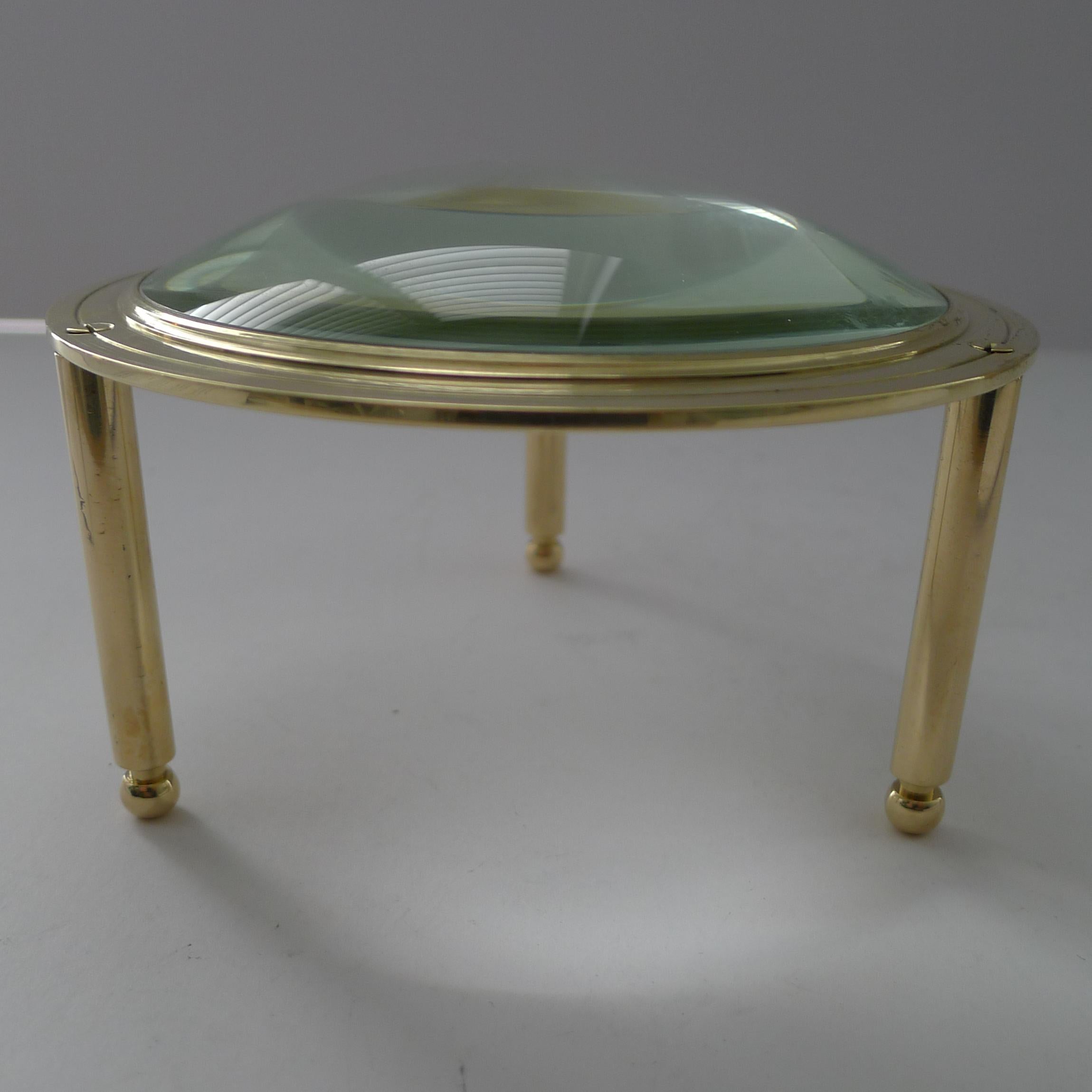Handsome Large Antique English Brass Framed Magnifying Glass c.1900 Bon état - En vente à Bath, GB