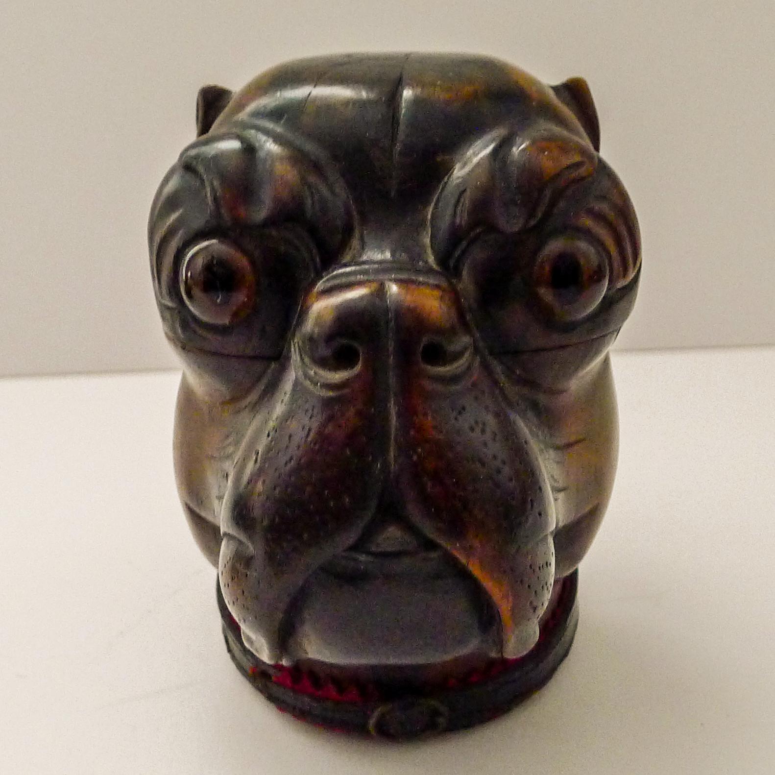 A wonderful and very large example of a figural Black Forest inkwell in the form of a Dog's head, with a beautiful bright patina.

He retains his original large glass eyes, without damage. The original collar is also intact, with superb detailing