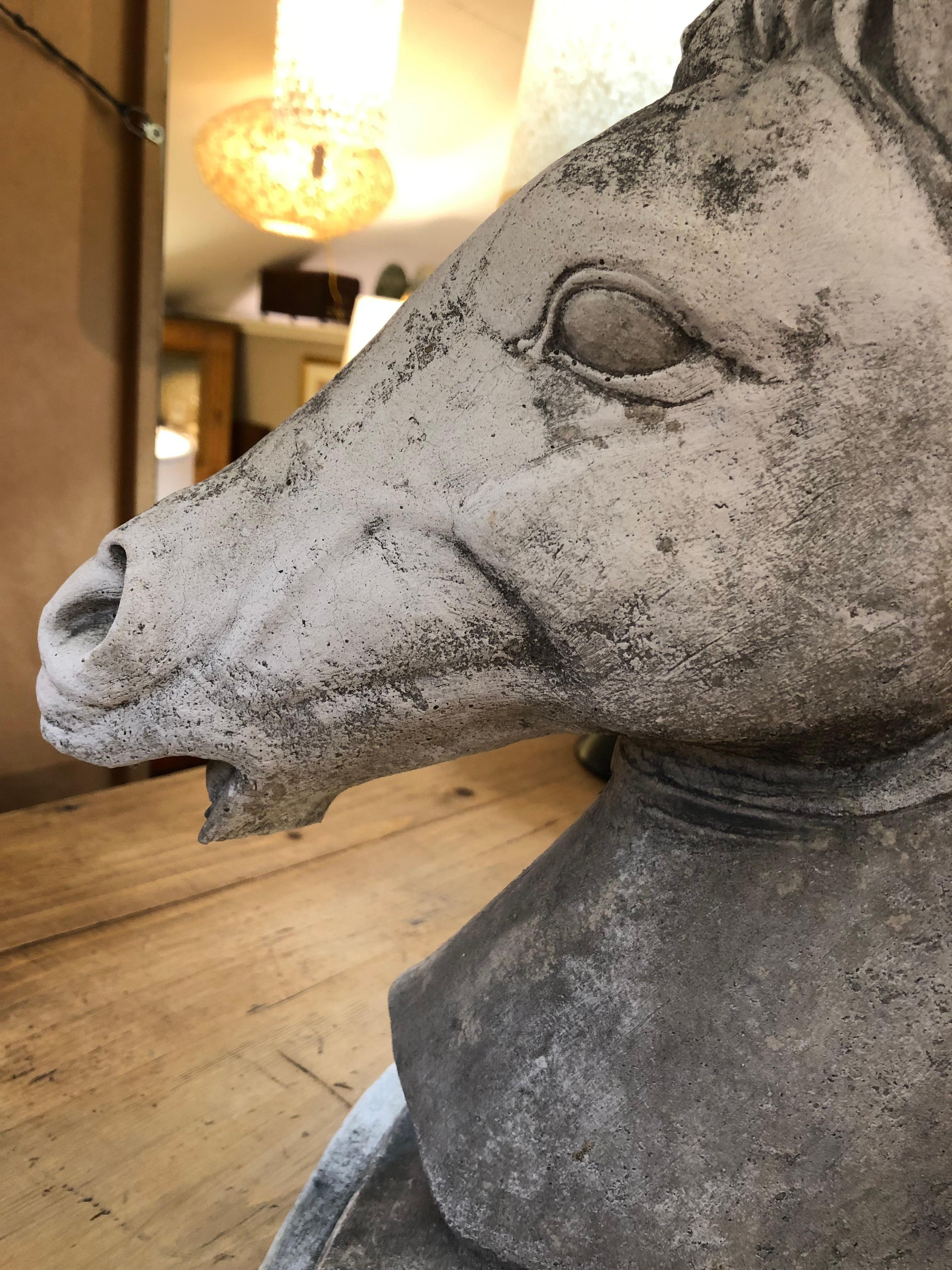 Belle grande sculpture en ciment d'une tête de cheval en vente 3