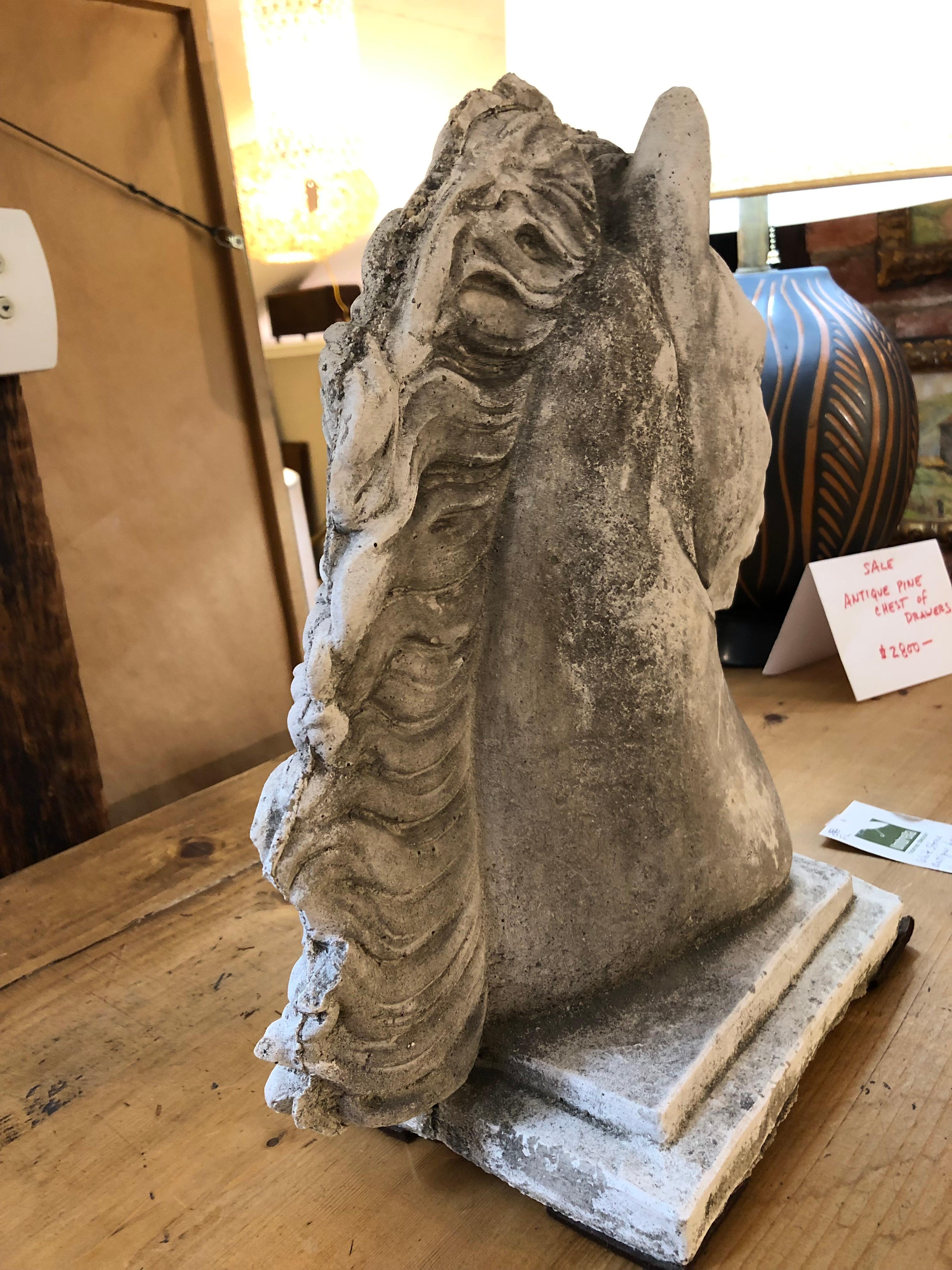 Belle grande sculpture en ciment d'une tête de cheval en vente 5