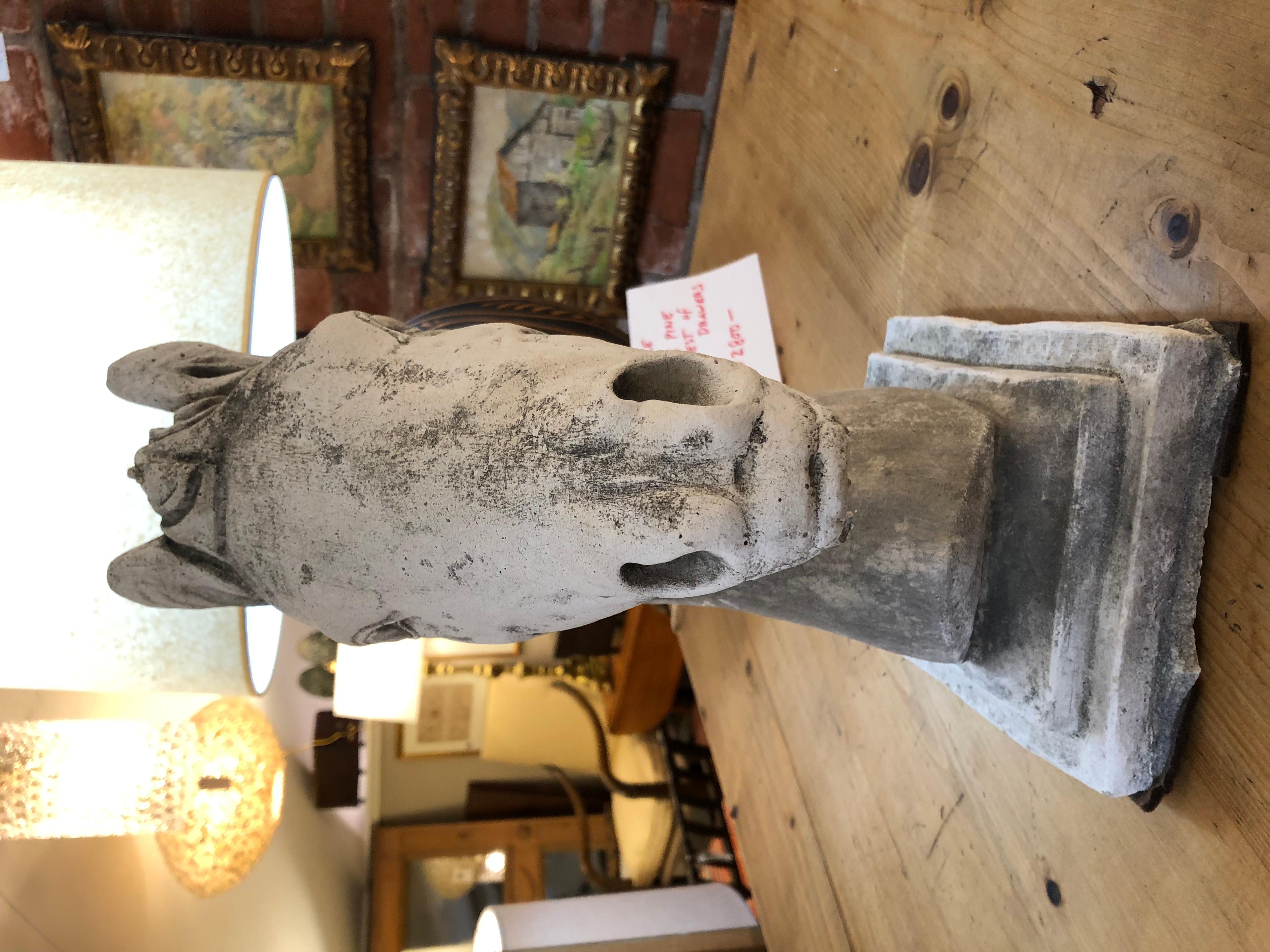 Américain Belle grande sculpture en ciment d'une tête de cheval en vente
