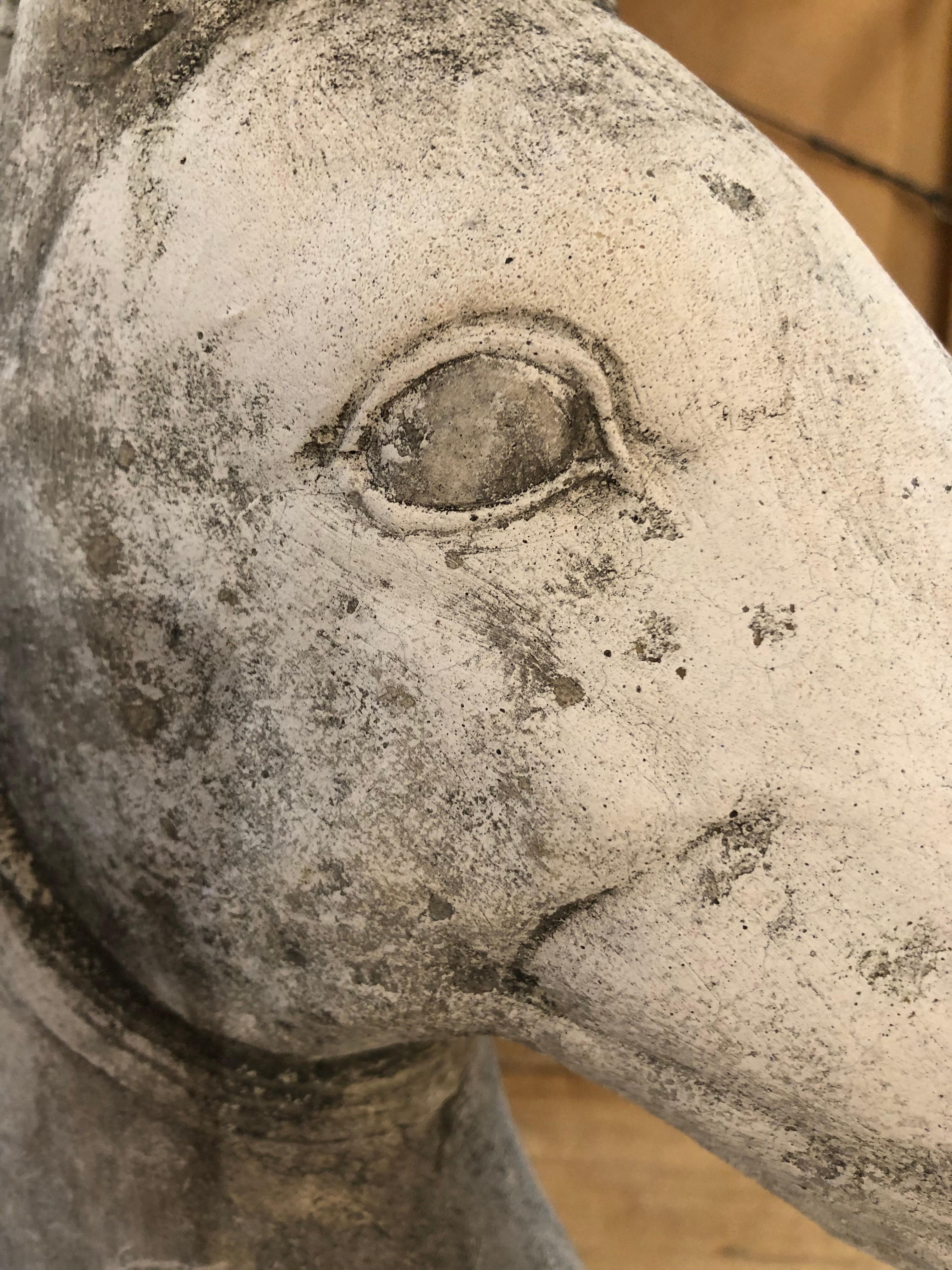 Milieu du XXe siècle Belle grande sculpture en ciment d'une tête de cheval en vente
