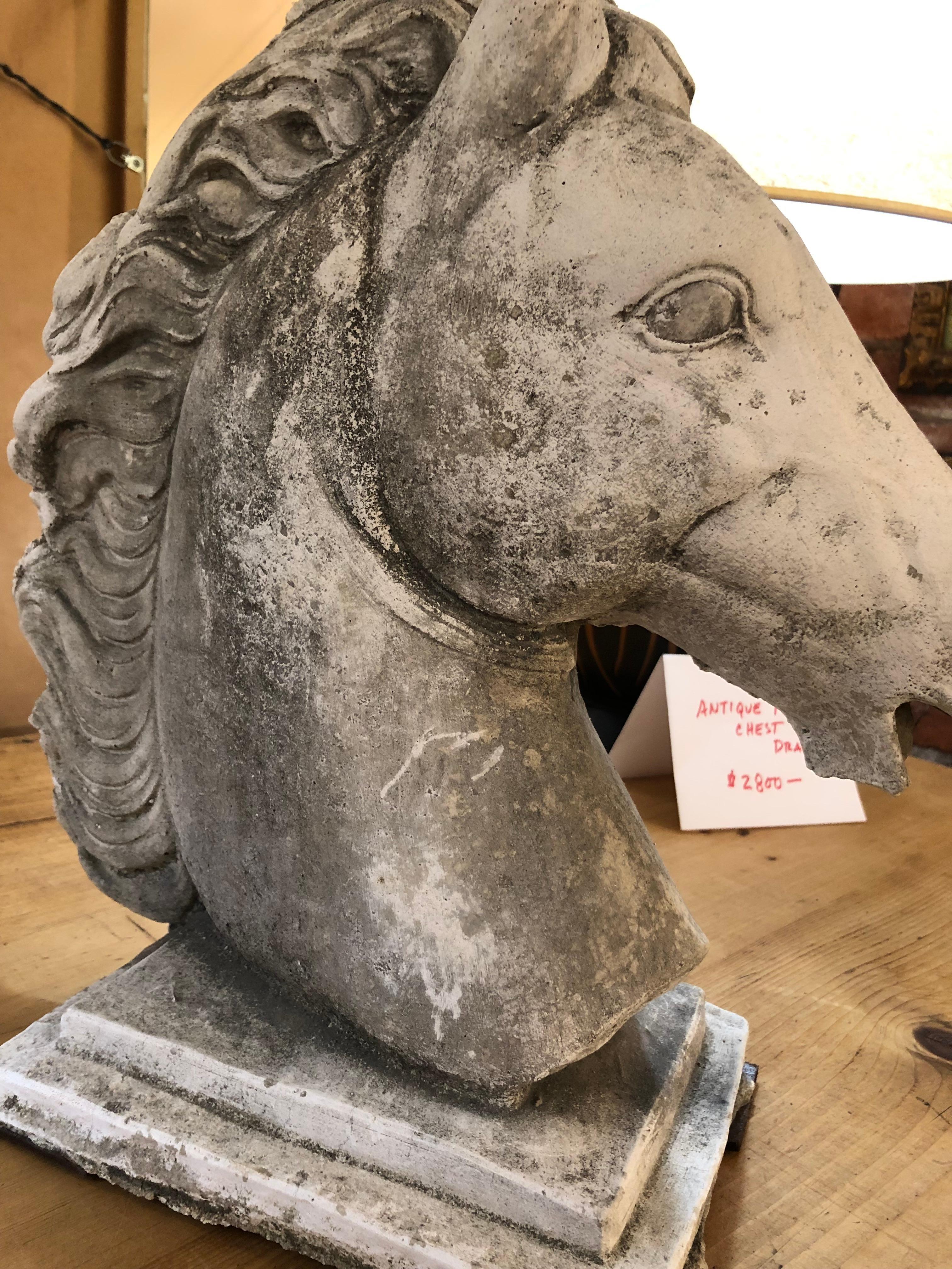 Belle grande sculpture en ciment d'une tête de cheval en vente 2