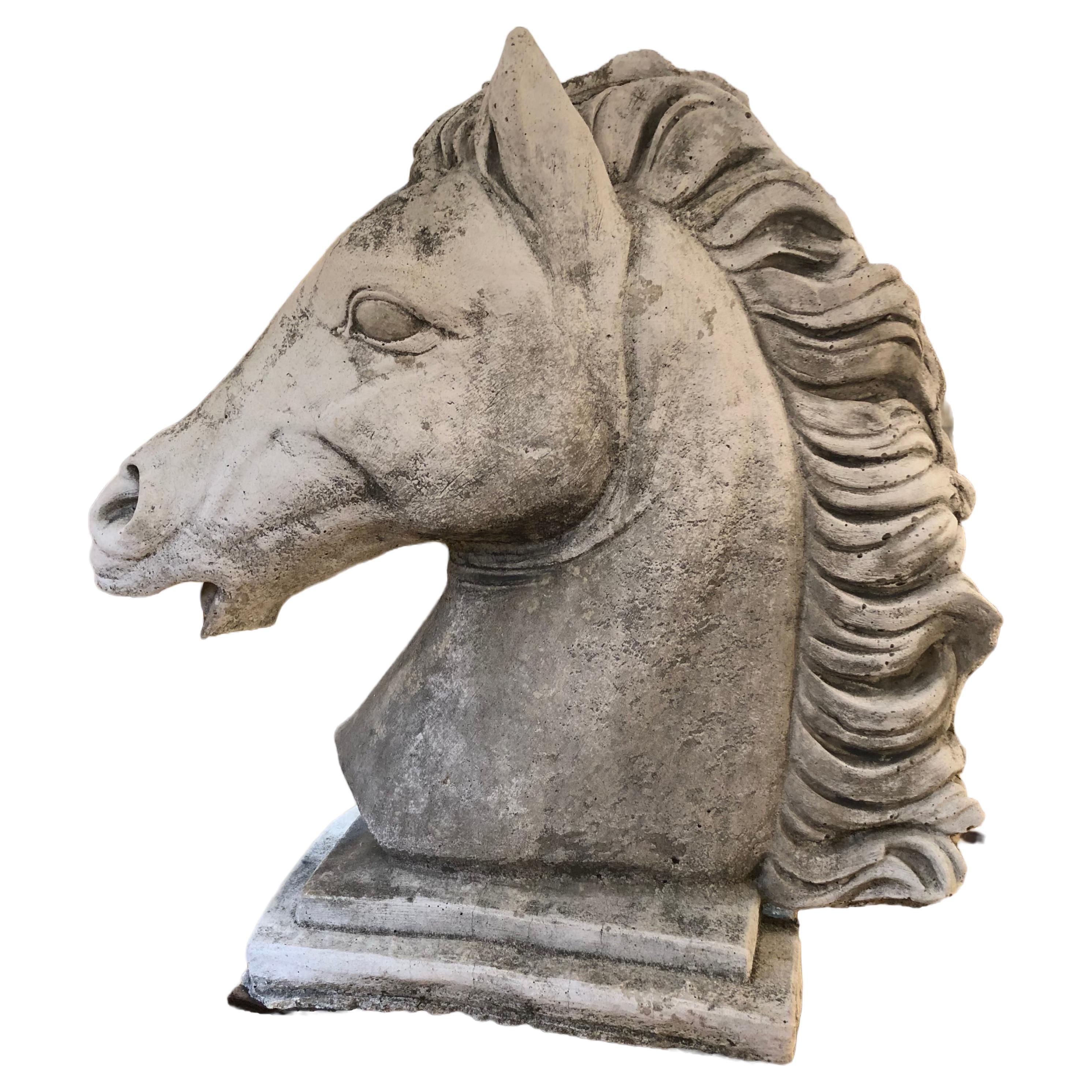 Belle grande sculpture en ciment d'une tête de cheval