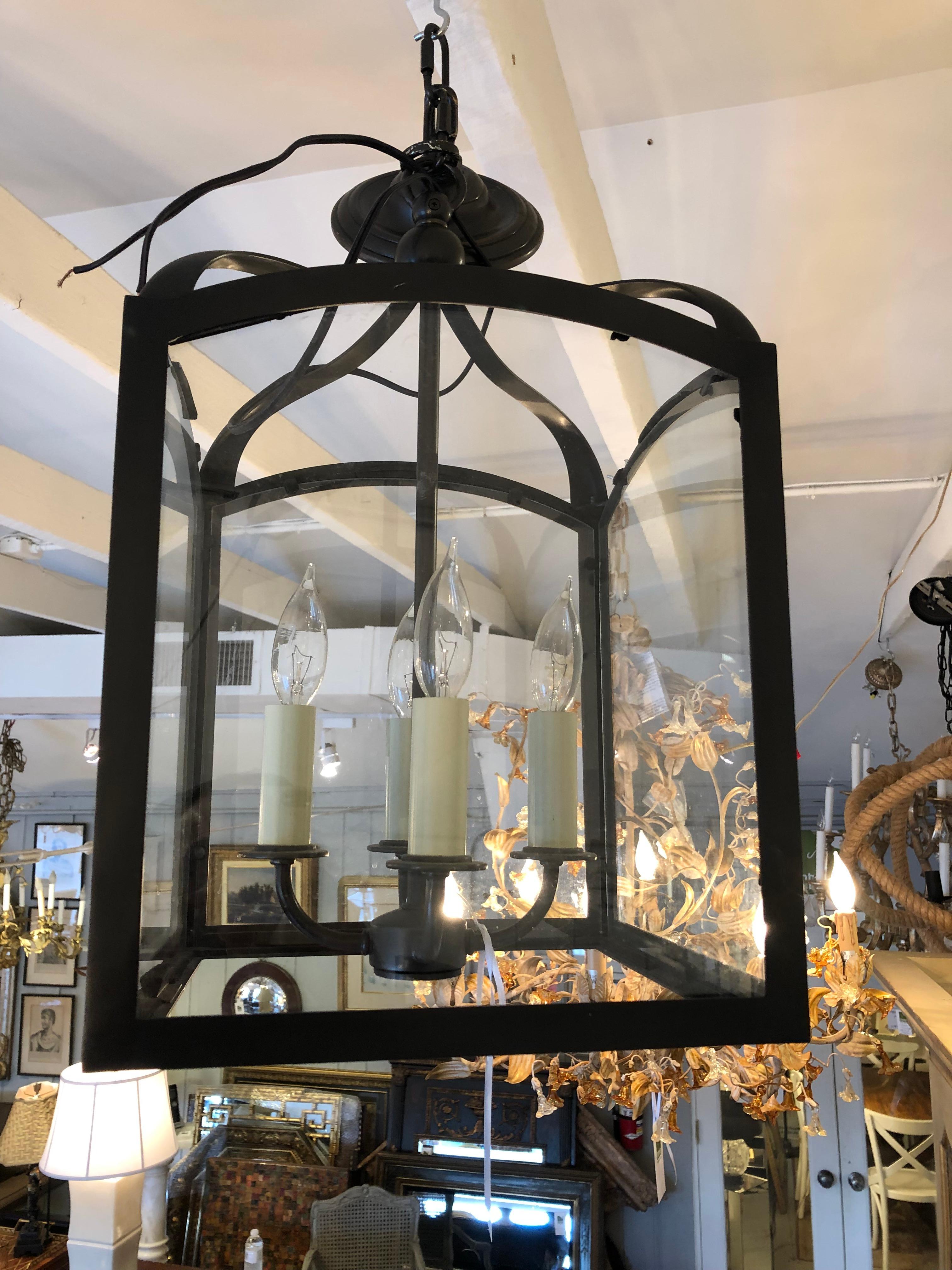Américain Grand lustre carré en bronze et verre avec lanterne suspendue en vente